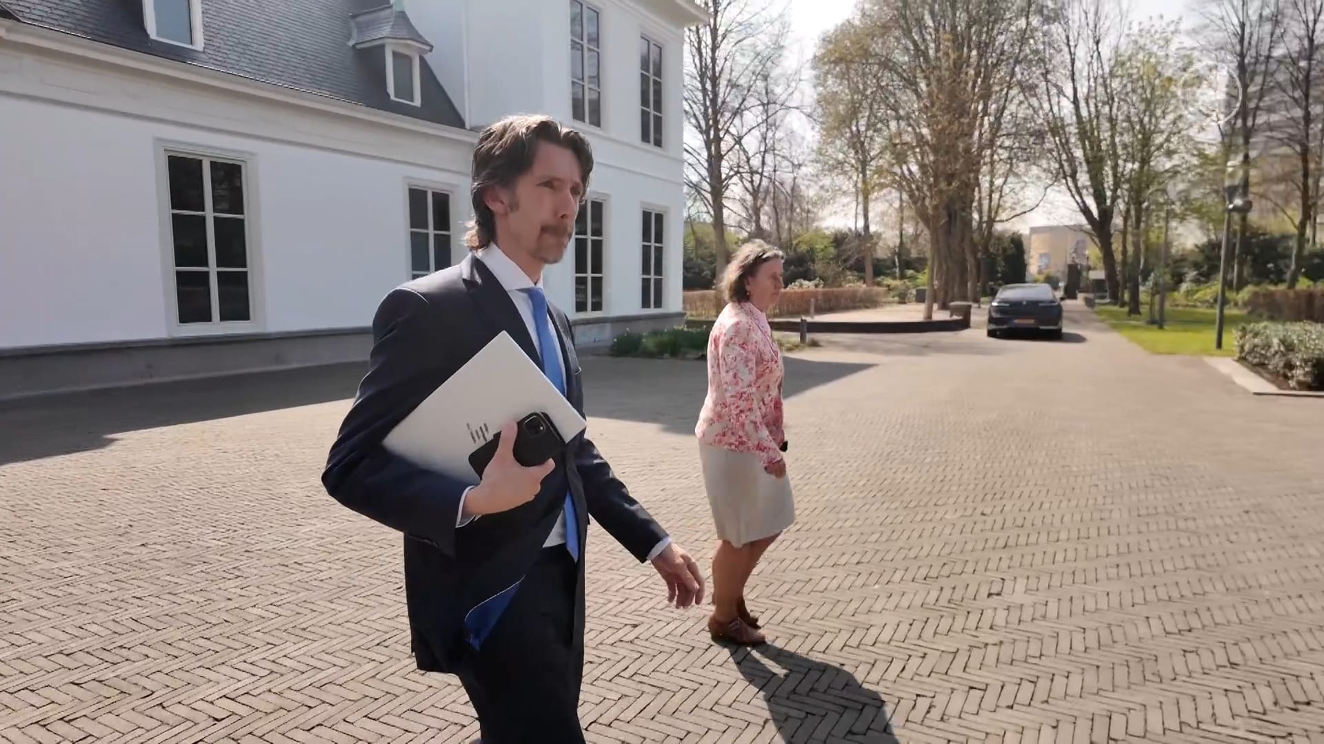 Faber loopt weg voor pers, beveiliger houdt journalist tegen