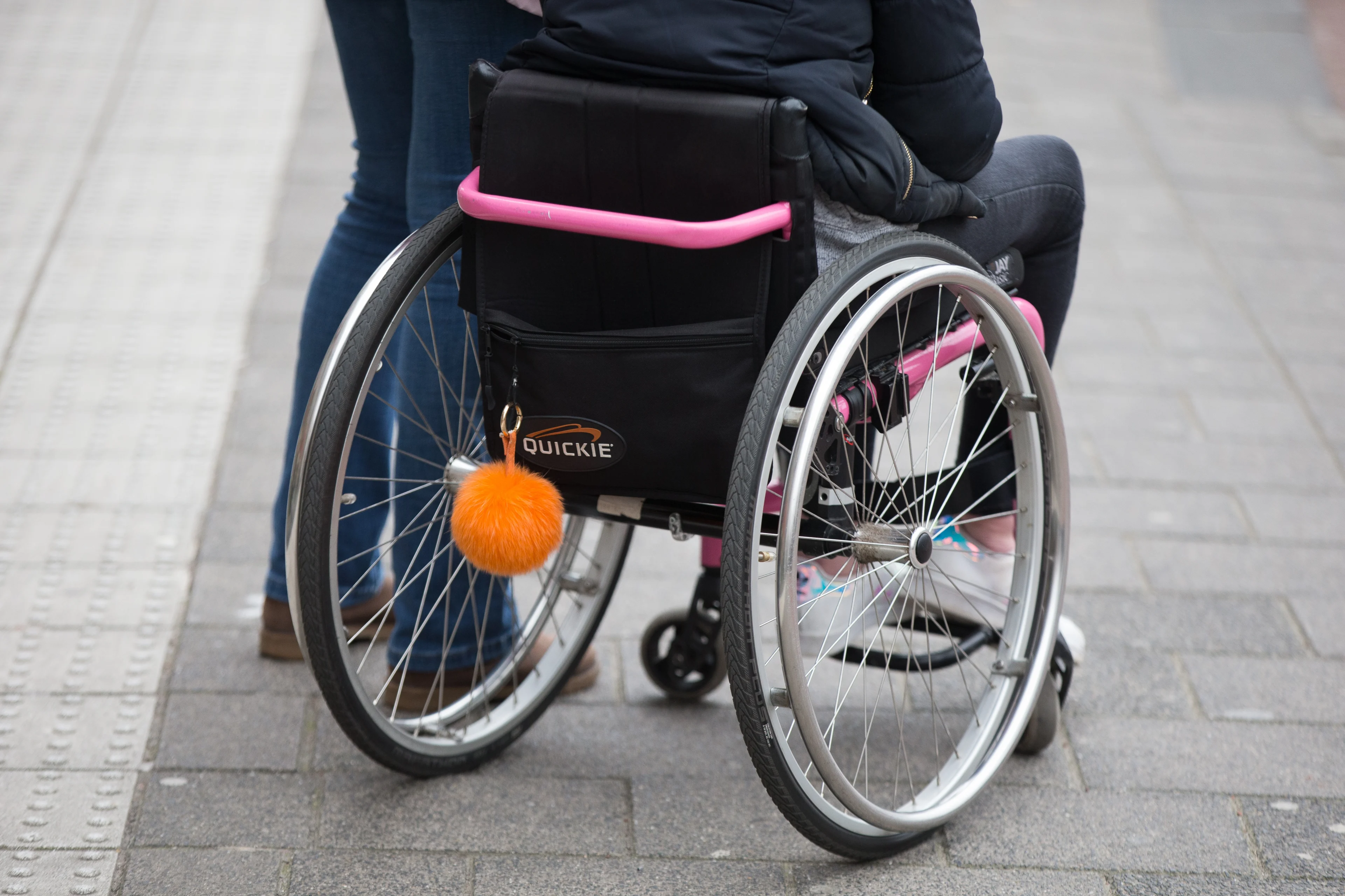 Steeds meer jongens werken in de zorg, maar daar is niet iedereen blij mee: 'Respectloos'