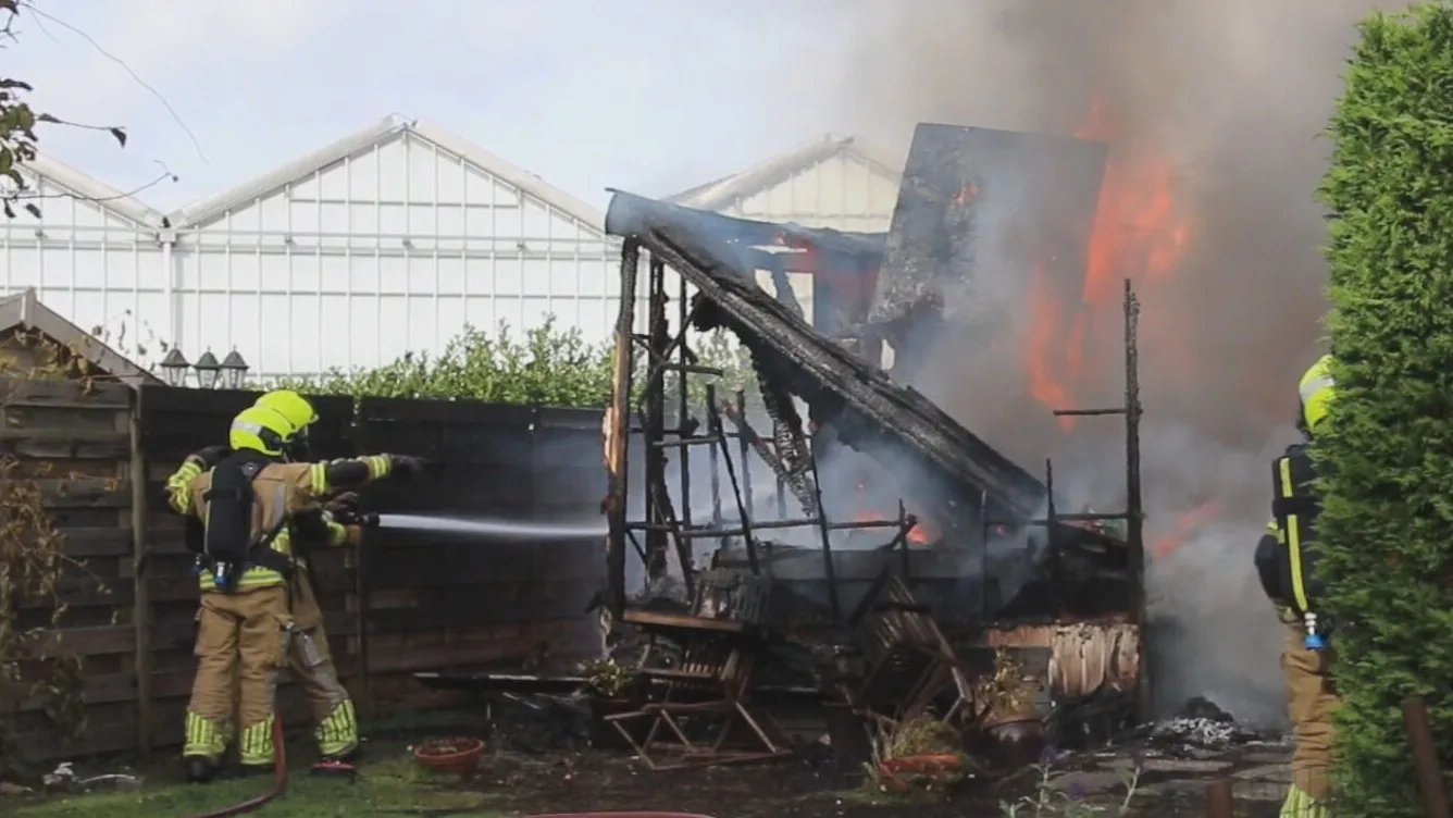 Stacaravan volledig afgebrand, bewoner gewond naar het ziekenhuis