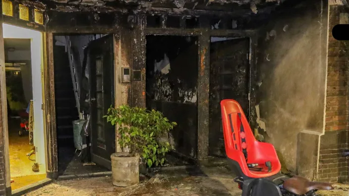 Mensen springen uit gebouw na explosie en brand in Amsterdam