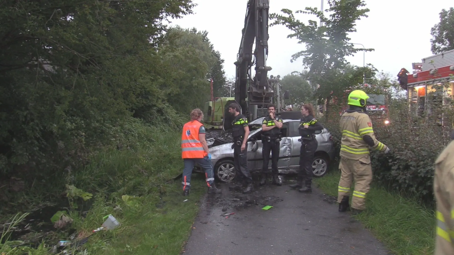 Jeroen tilt met graafmachine gecrashte auto uit sloot: 'Zoiets doe je gewoon'