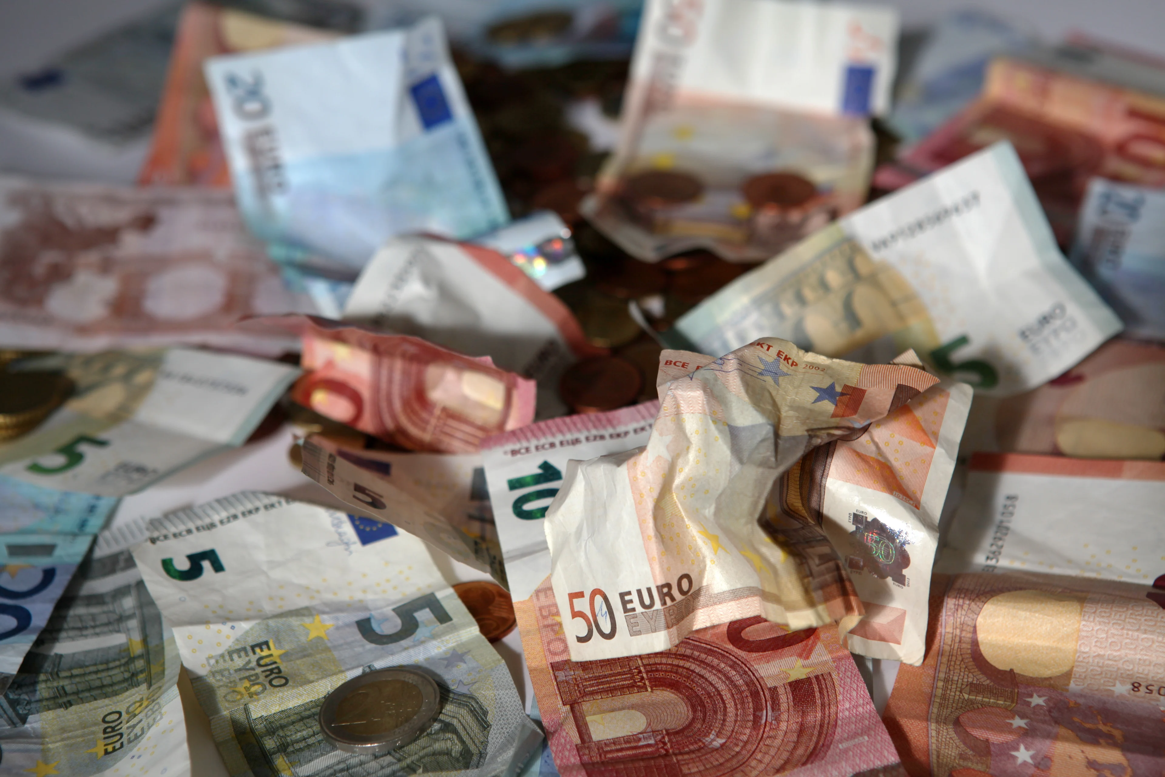 Vrouw (32) op vliegveld verstopt bijna 10.000 euro (!) in onderbroek en schoen