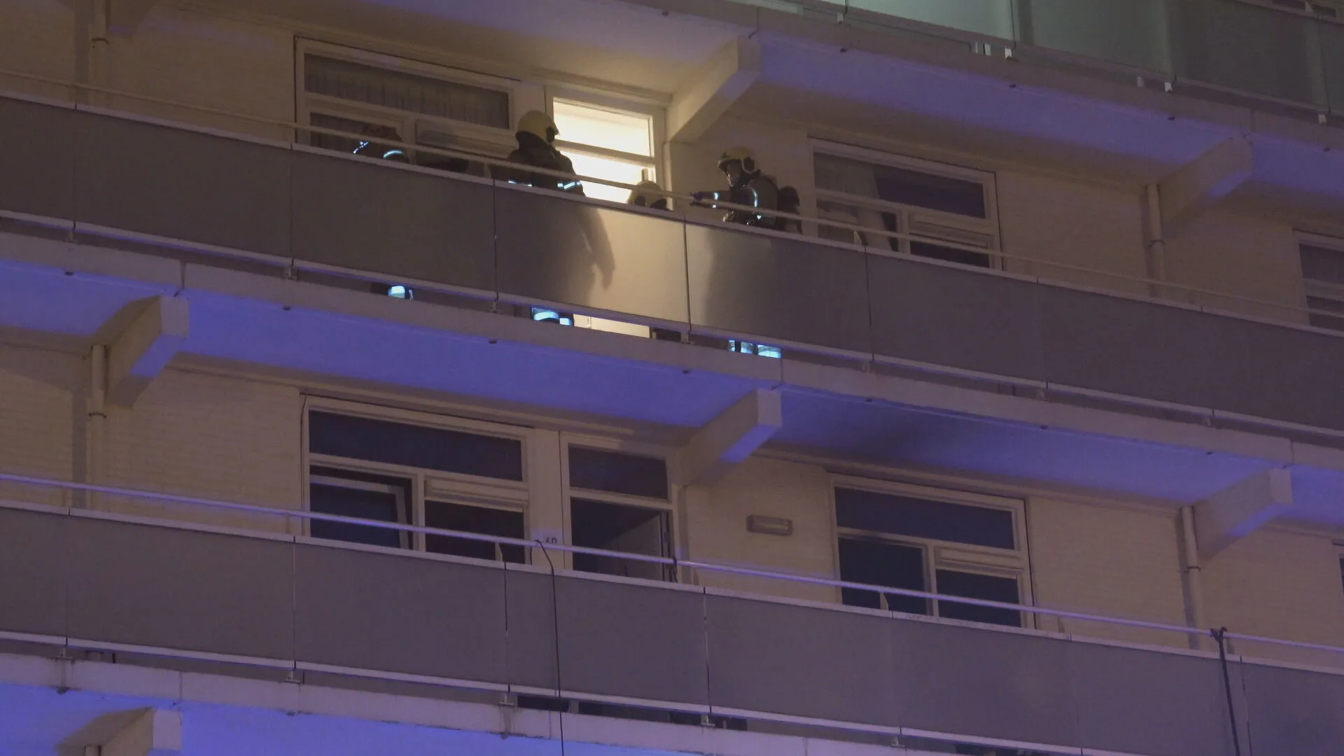 Vrouw springt uit brandend flatgebouw in Den Bosch