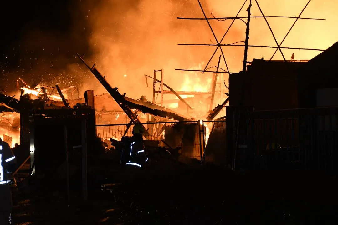 Uitslaande brand in Kloetinge, één gewonde en mogelijk asbest vrijgekomen