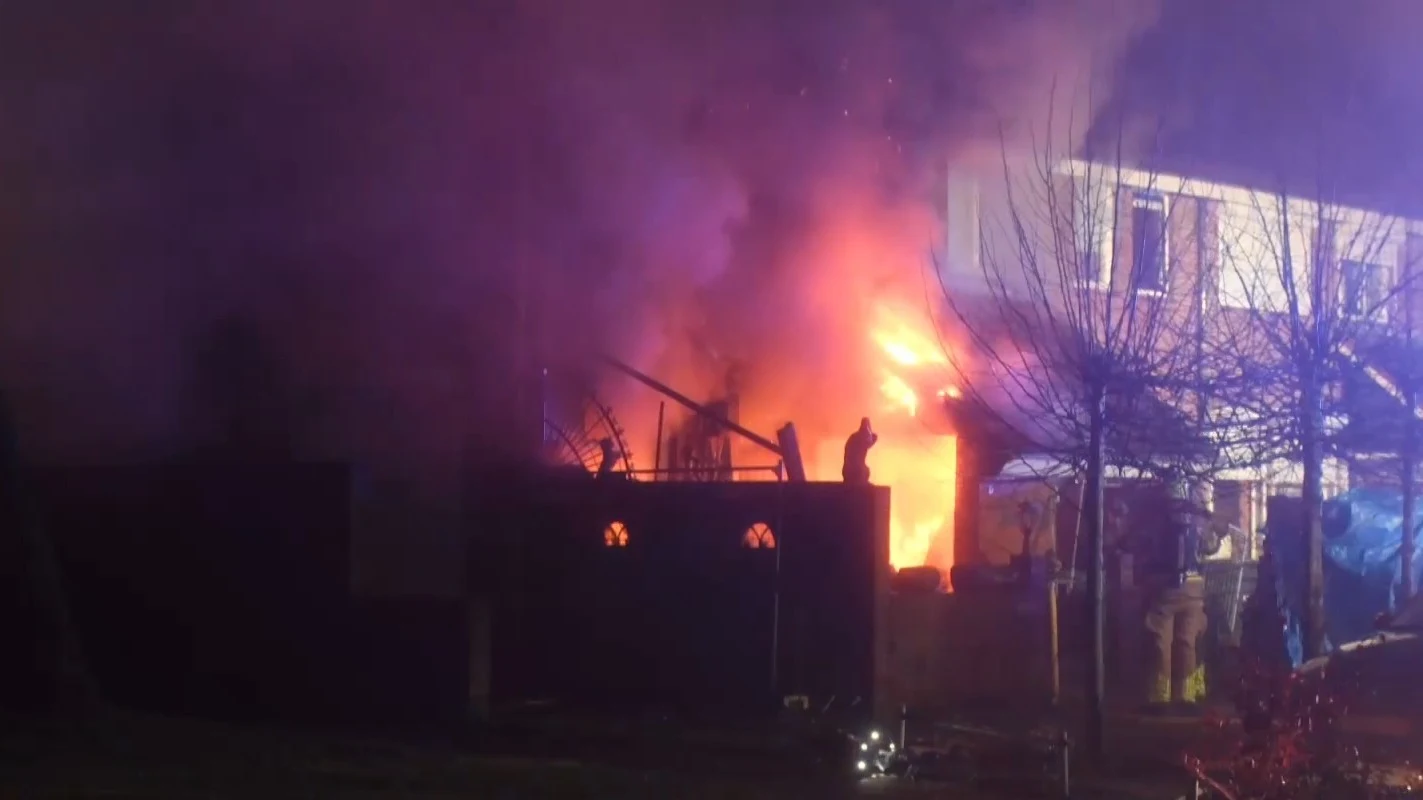 Twee mensen uit brandende woning Vroomshoop gehaald, drie honden dood