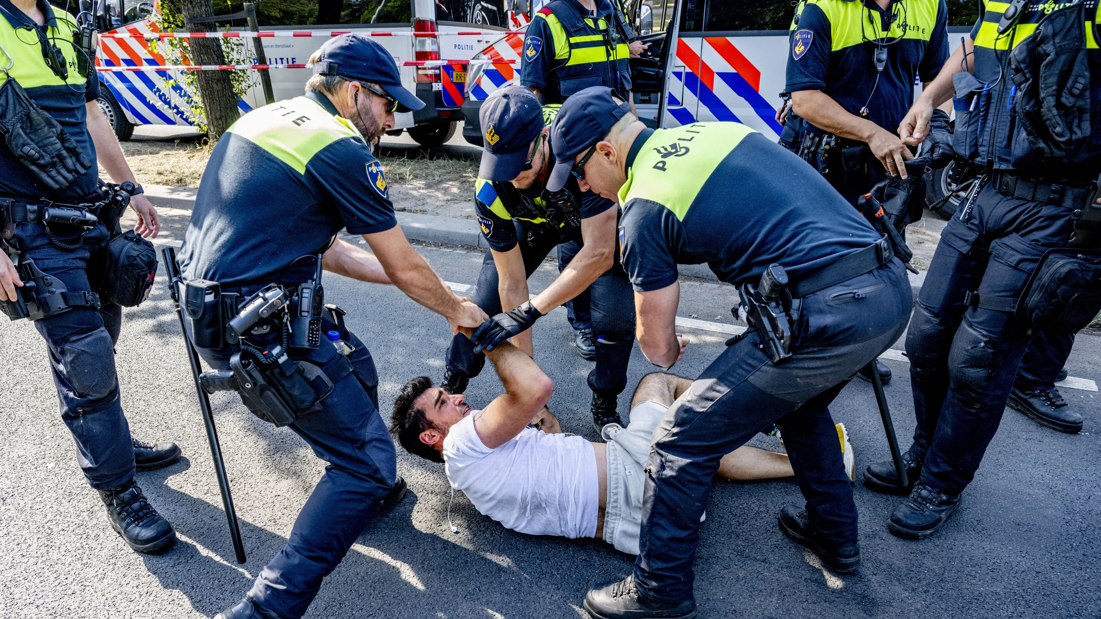 Klimaatactivisten blokkeren A12 opnieuw, politie zet waterkanon in