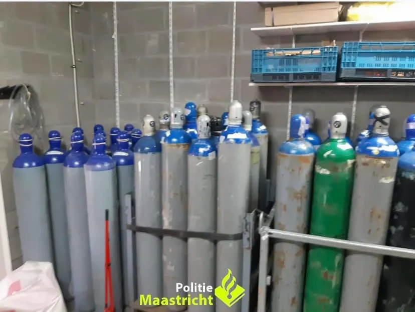 Politie vindt 3800 liter lachgas in pand in Maastricht: 'Dit is niet om te lachen'