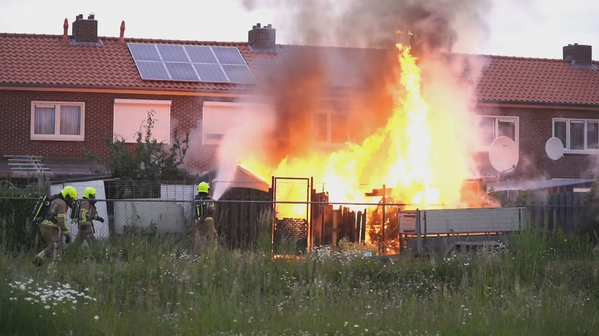 Vlammenzee in achtertuin Weert: houten huisje gaat in vlammen op