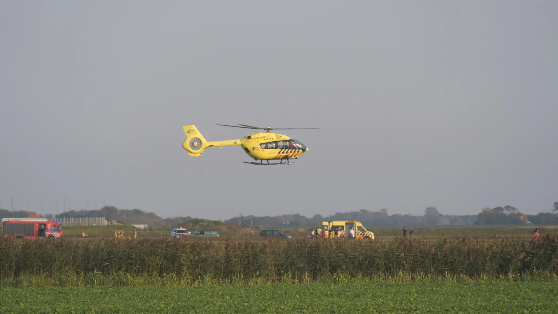 Parachutisten botsen boven Texel, twee gewonden per traumaheli naar ziekenhuis
