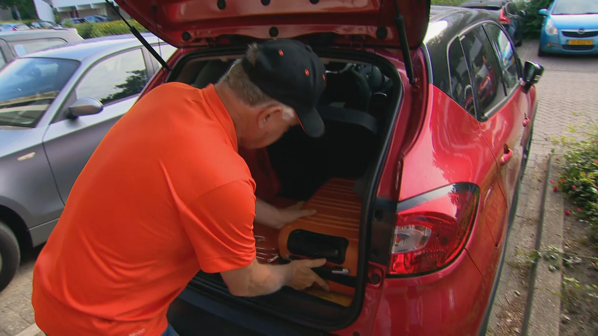 Eerste Oranjefans pakken koffers in en maken zich klaar voor vertrek naar Boedapest