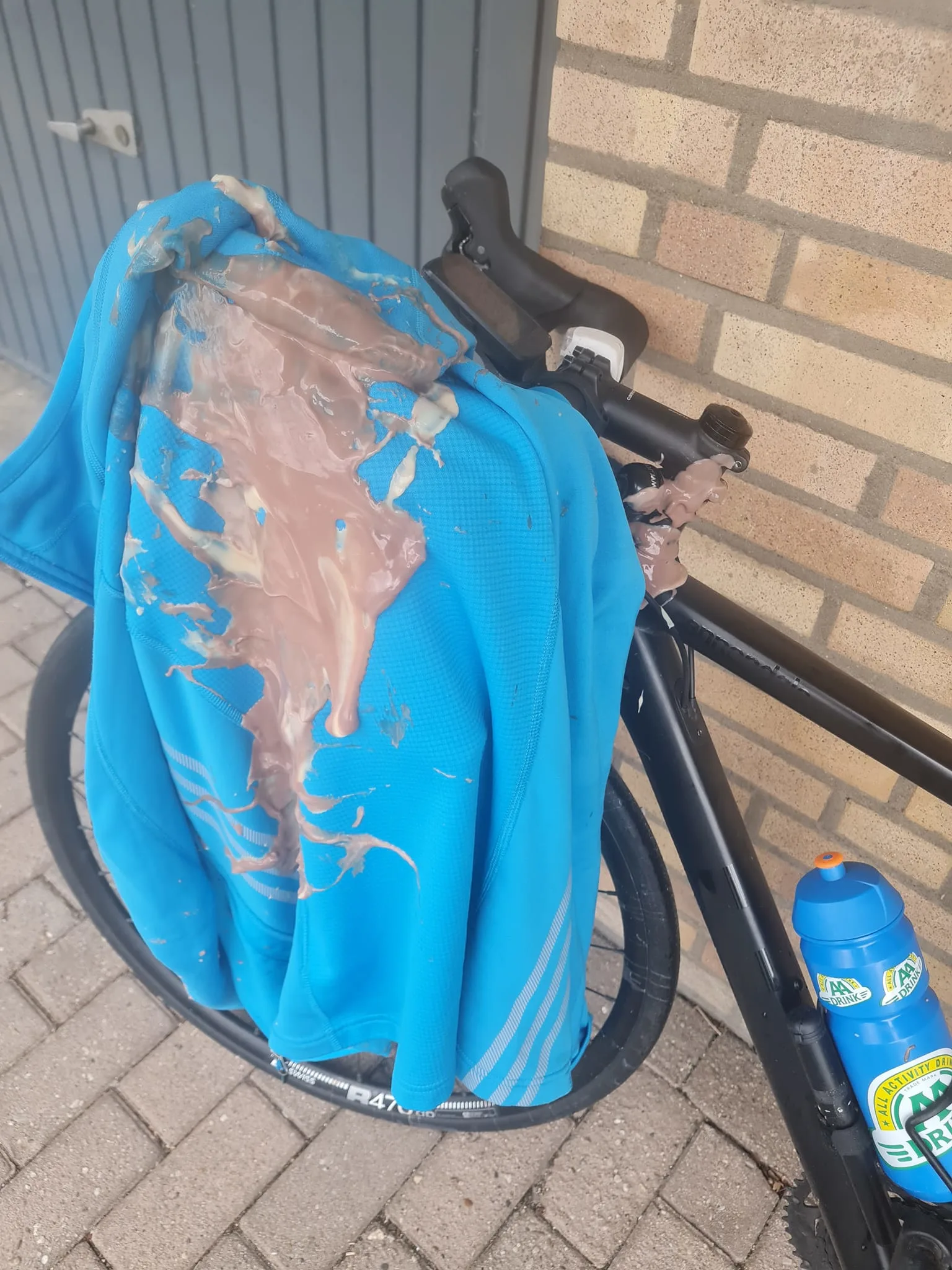 Voormalig topatlete Vivian Ruijters 'volgegooid' met vla tijdens fietsen in Vaals