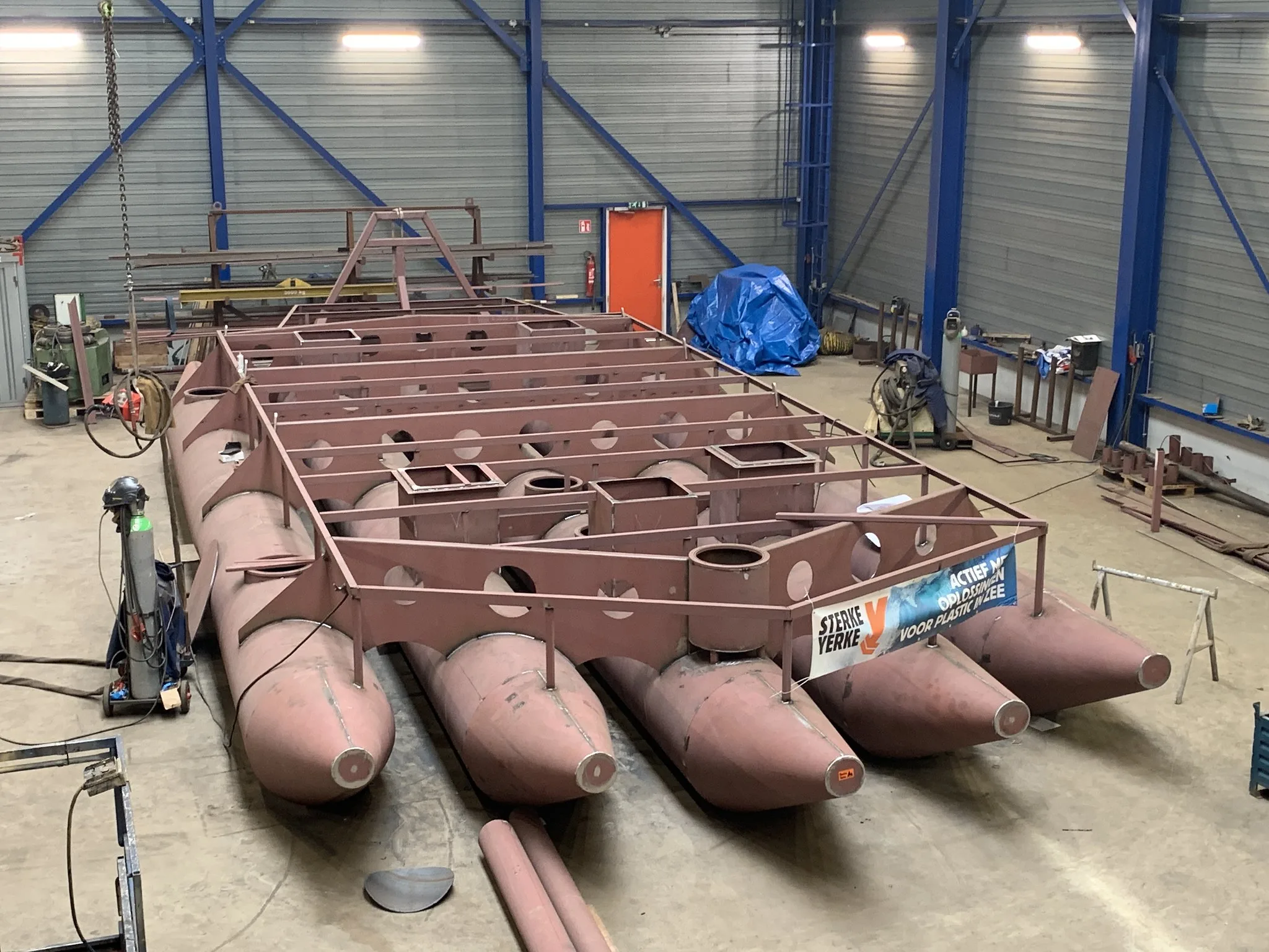 Friese mannen van Sterke Yerke bouwen vlot tegen plastic soep