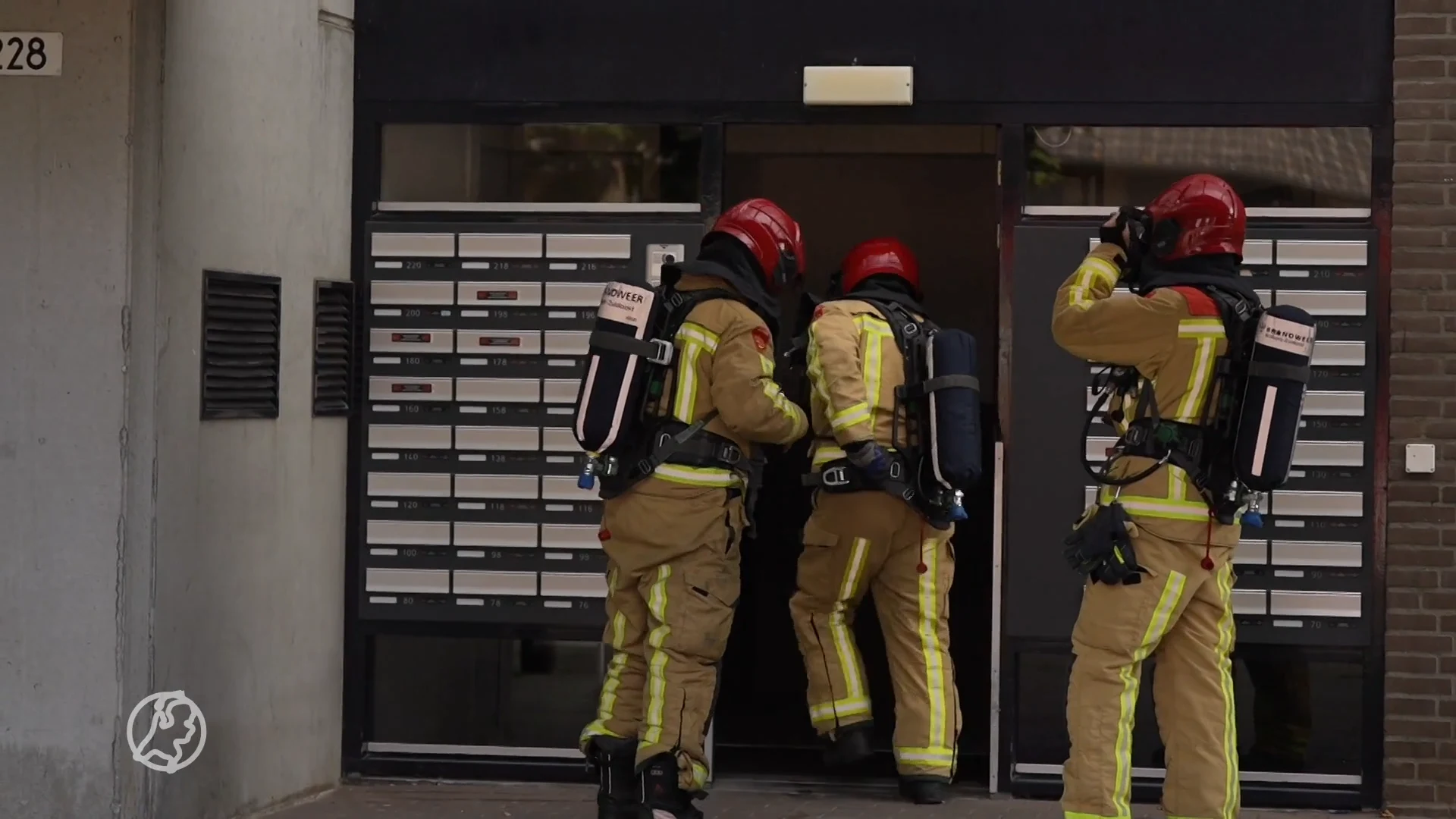 Hulpverleners redden ernstig verbrande man uit brandende woning Eindhoven