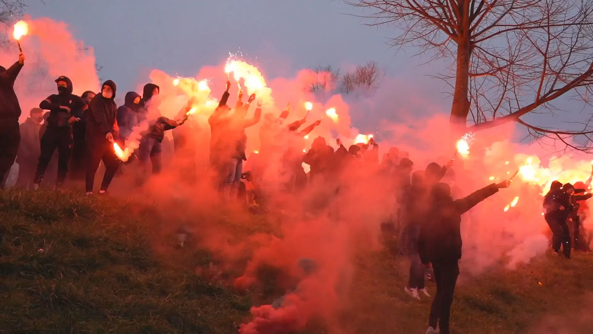 Honderden Feyenoord-supporters steken vuurwerk af bij laatste training voor Klassieker