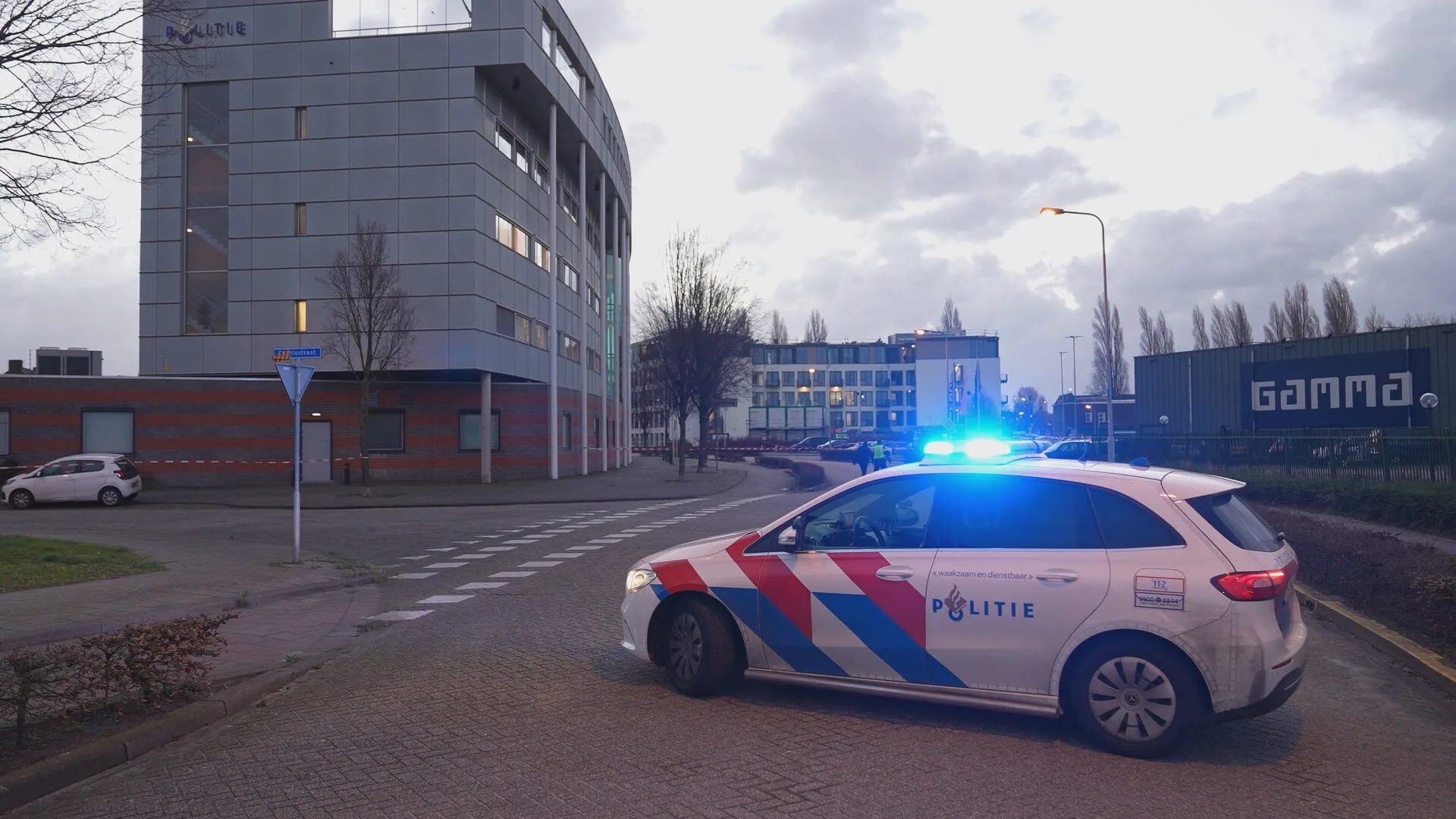 Verdacht pakketje bij politiebureau Den Bosch bevat geen explosieven, verdachte aangehouden