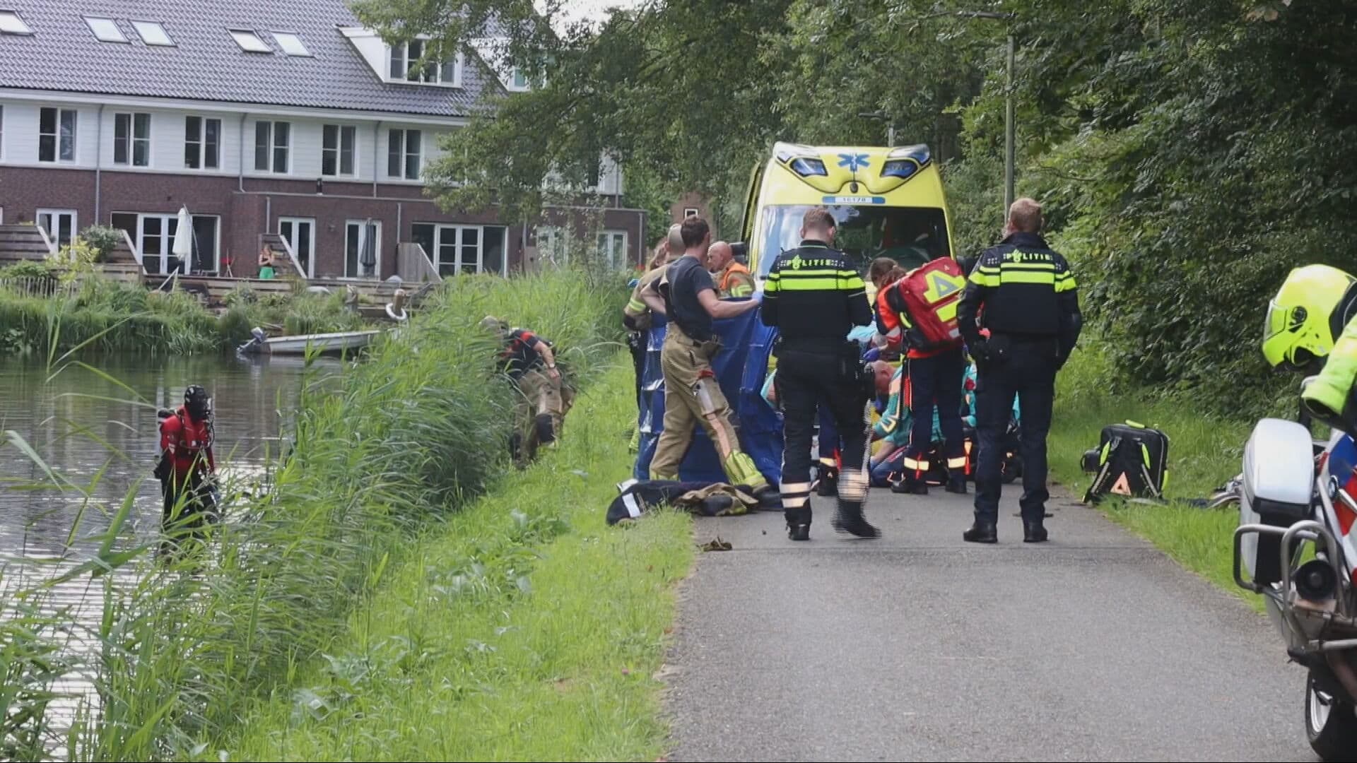 Overleden vrouw, mogelijk fietsster, gevonden in water Warmond