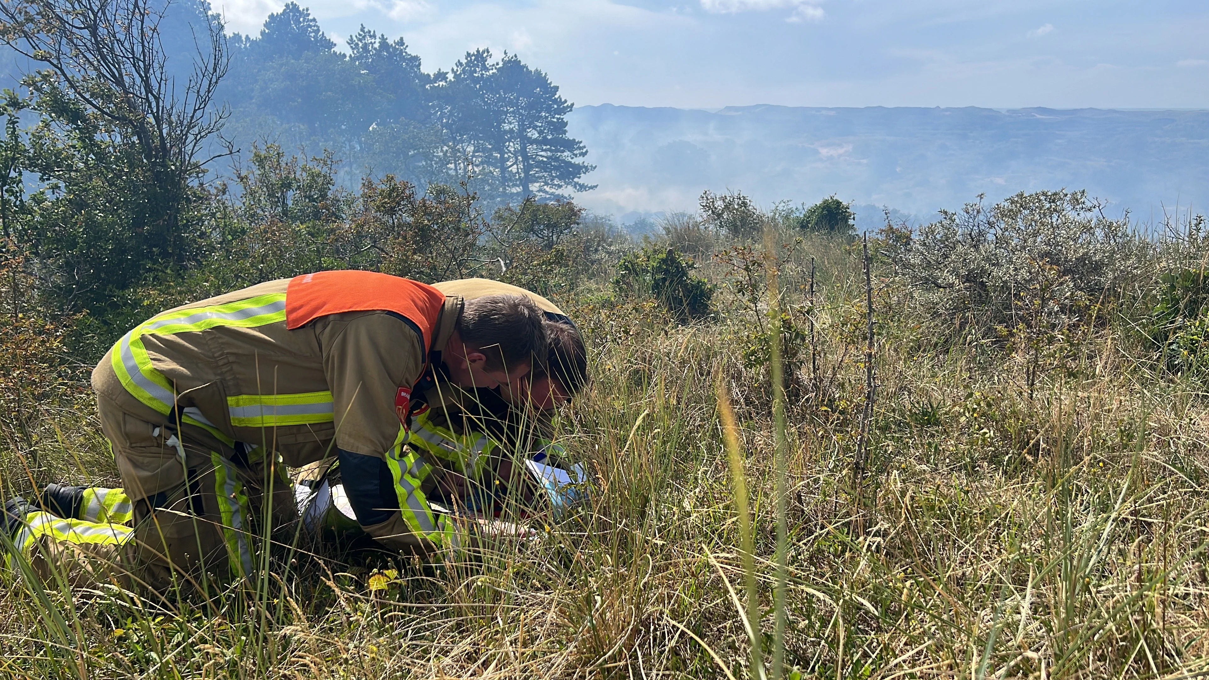 Grote duinbrand Wijk aan Zee onder controle, brandweer druk met nablussen