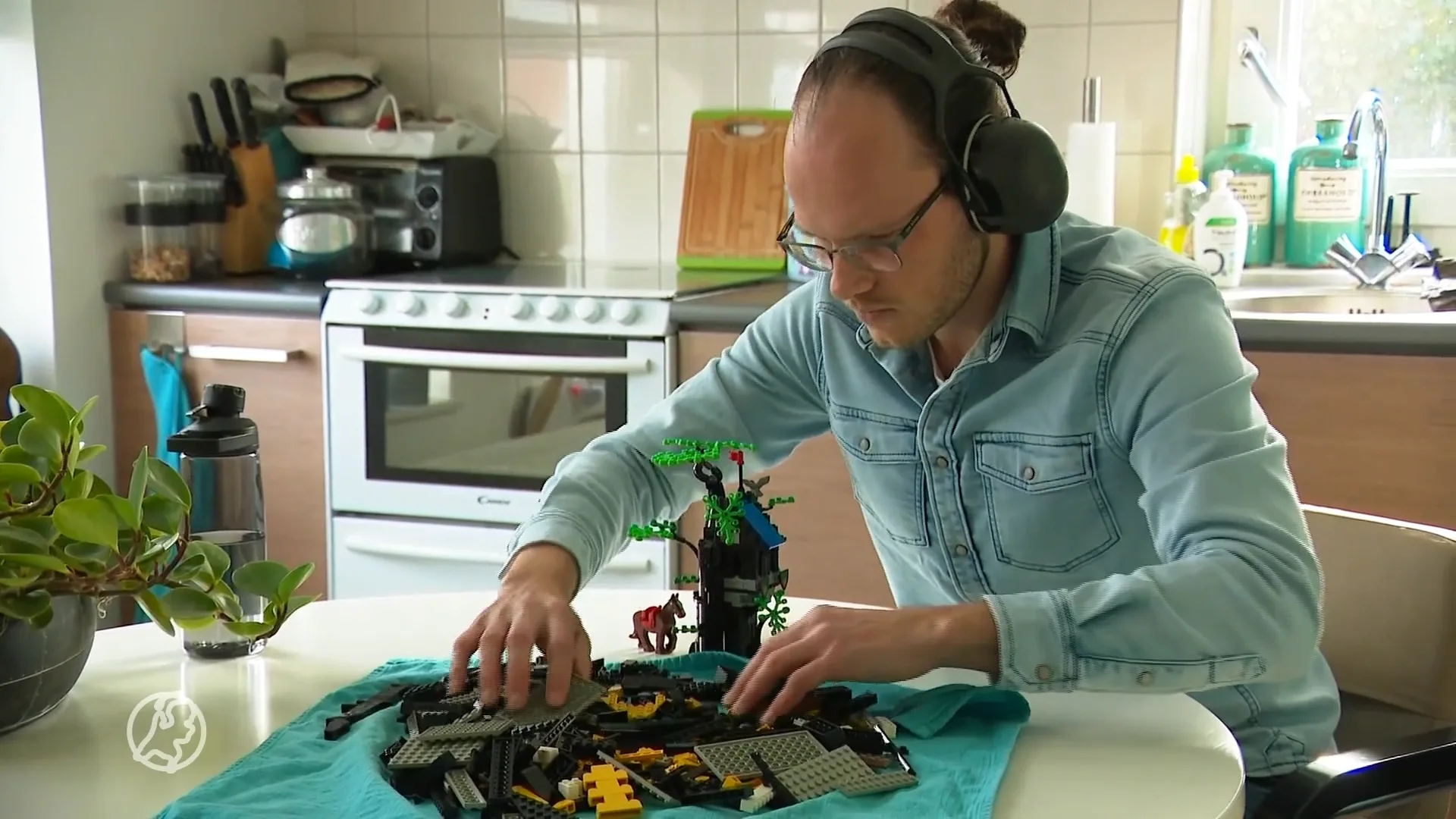 Let op je gehoor bij carnaval, weet Mathias nu: 'Dagelijkse geluiden doen pijn'