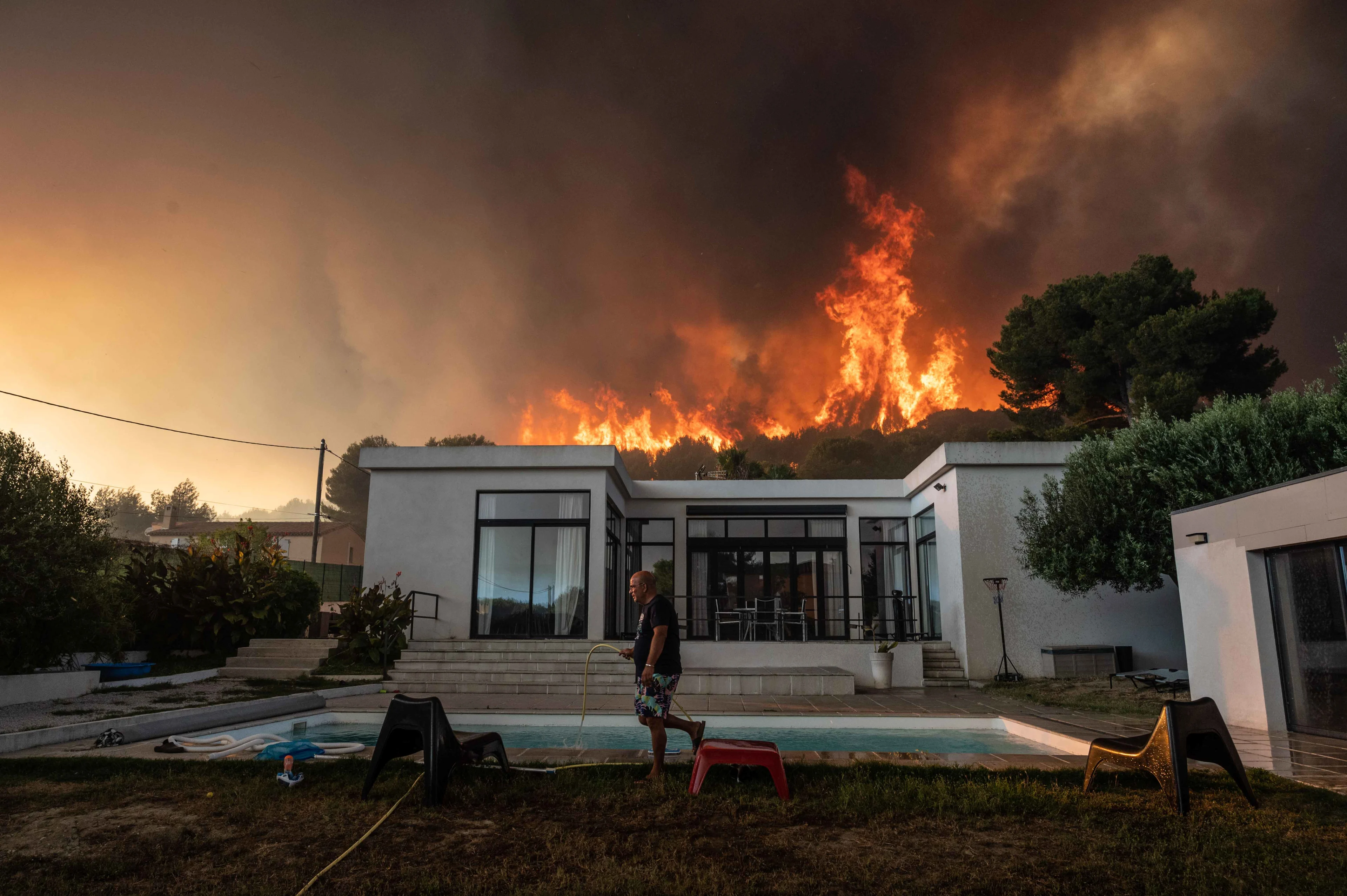 Ten minste twee Nederlanders zonder camping na felle bosbrand omgeving Marseille