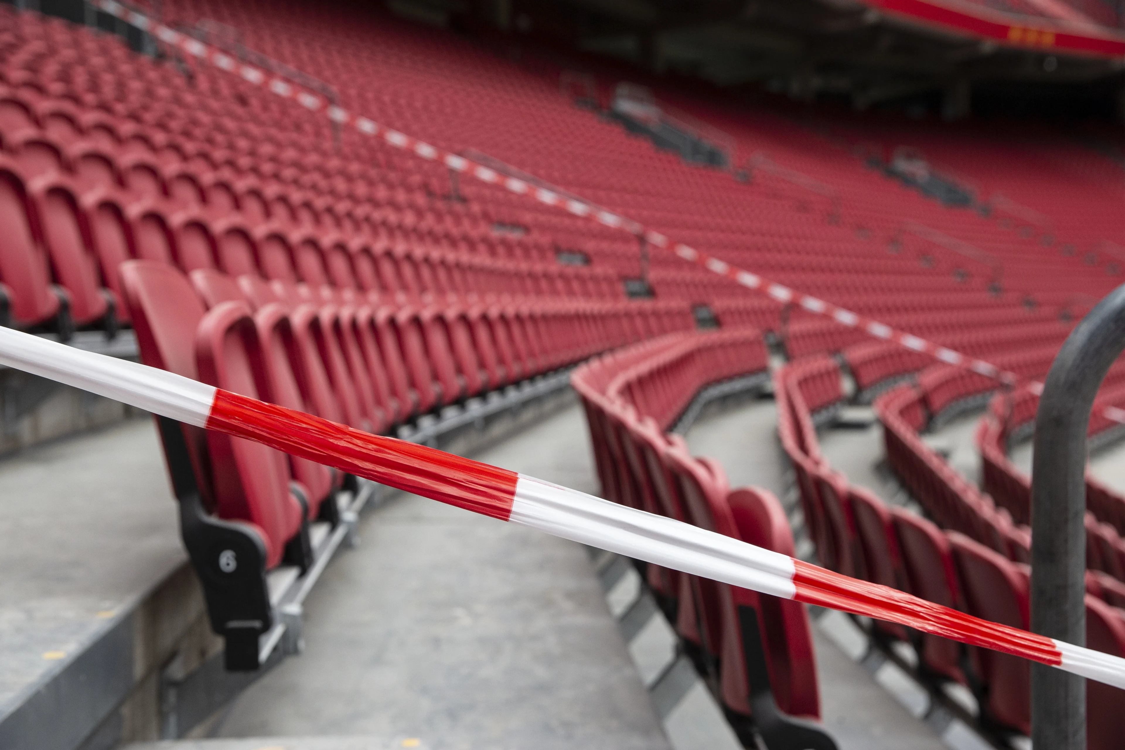 Geen uitsupporters en veel lege stoeltjes: KNVB lanceert coronarichtlijnen betaald voetbal