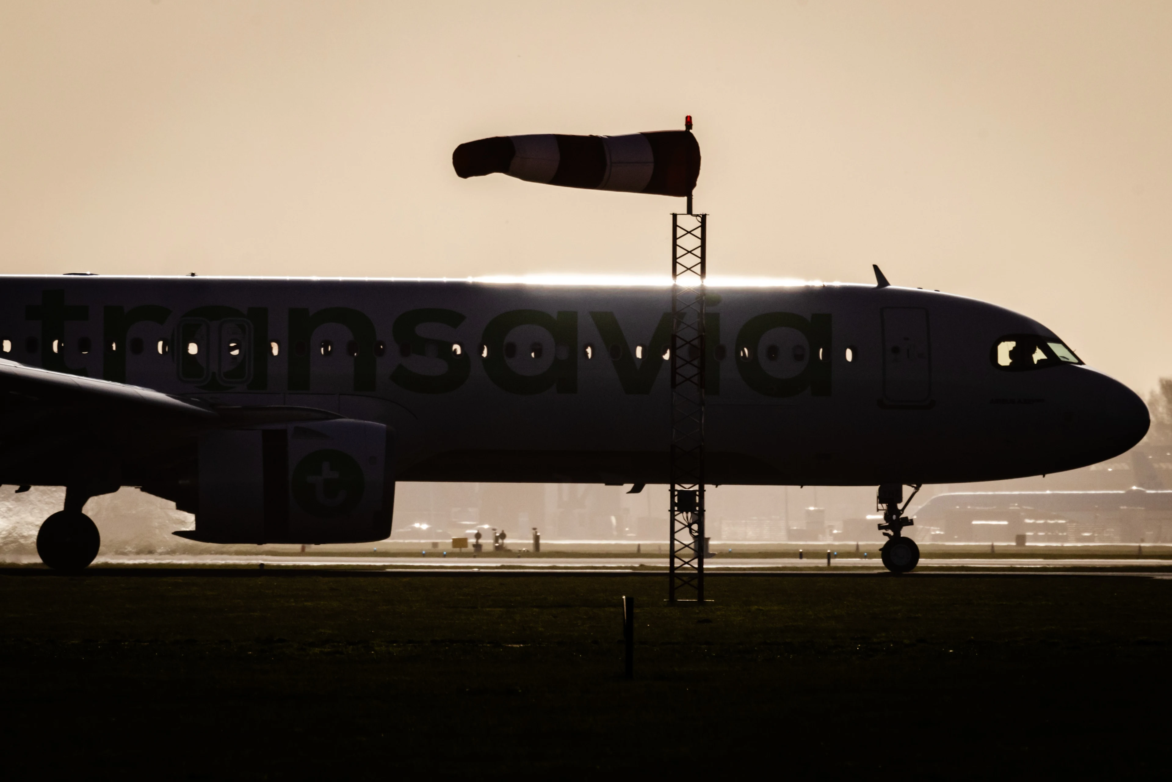 Vluchten gecanceld en treinverkeer ontregeld door harde wind