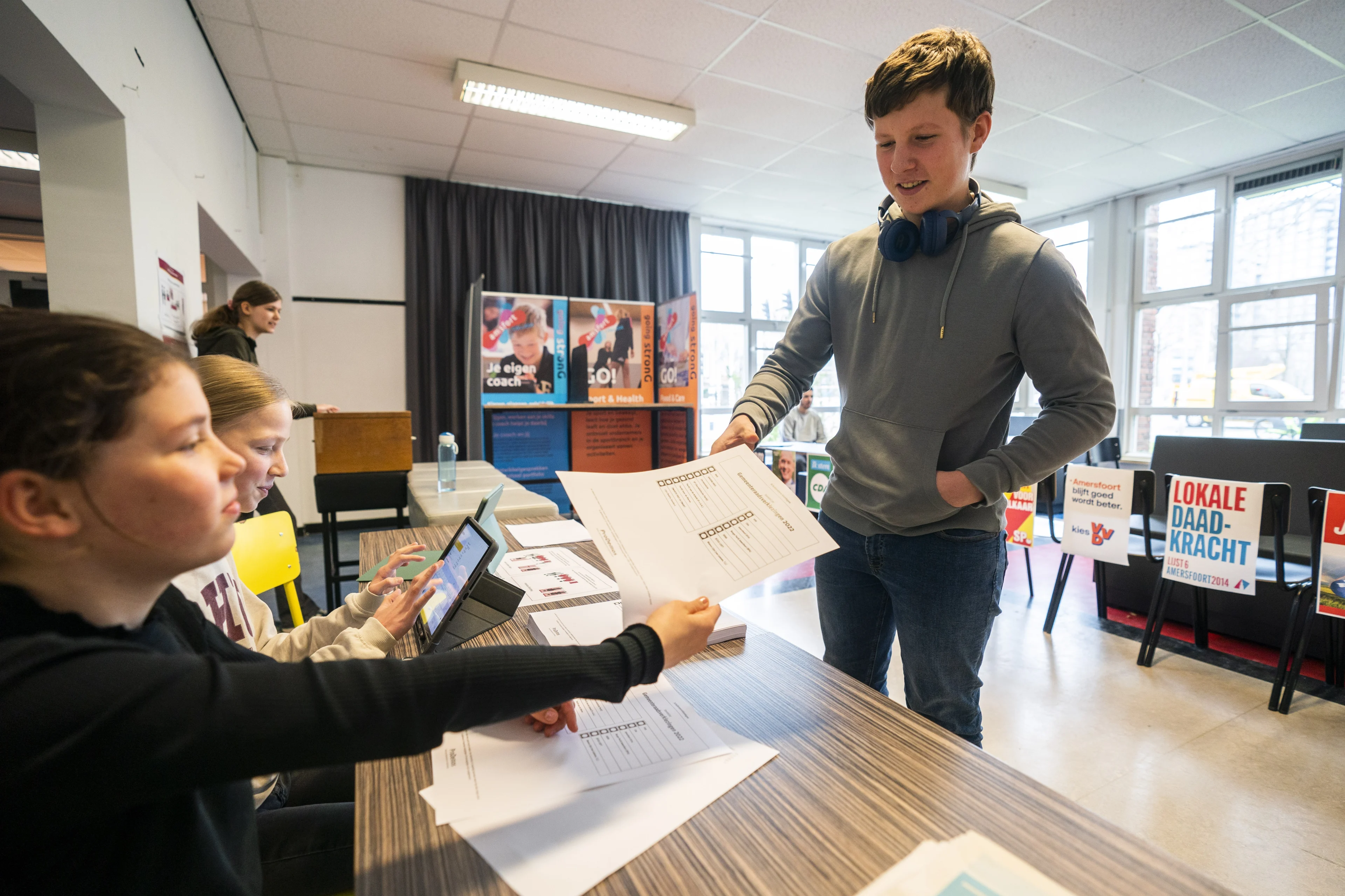 Scholieren 'stemmen' voor gemeenteraad: lokale partijen als grooste uit de bus
