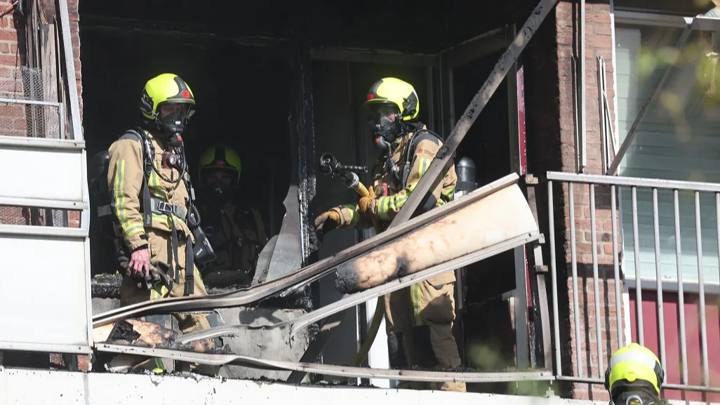 Explosies gehoord bij flatbrand in Rijswijk: gevel eruit geblazen