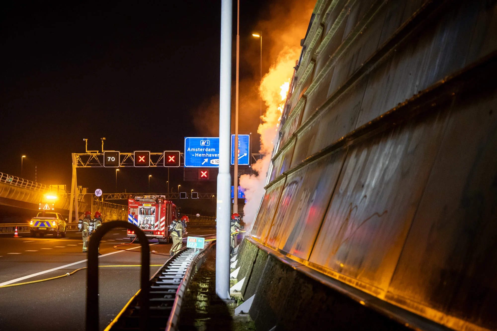 Felle brand in geluidswal langs A10 bij Amsterdam