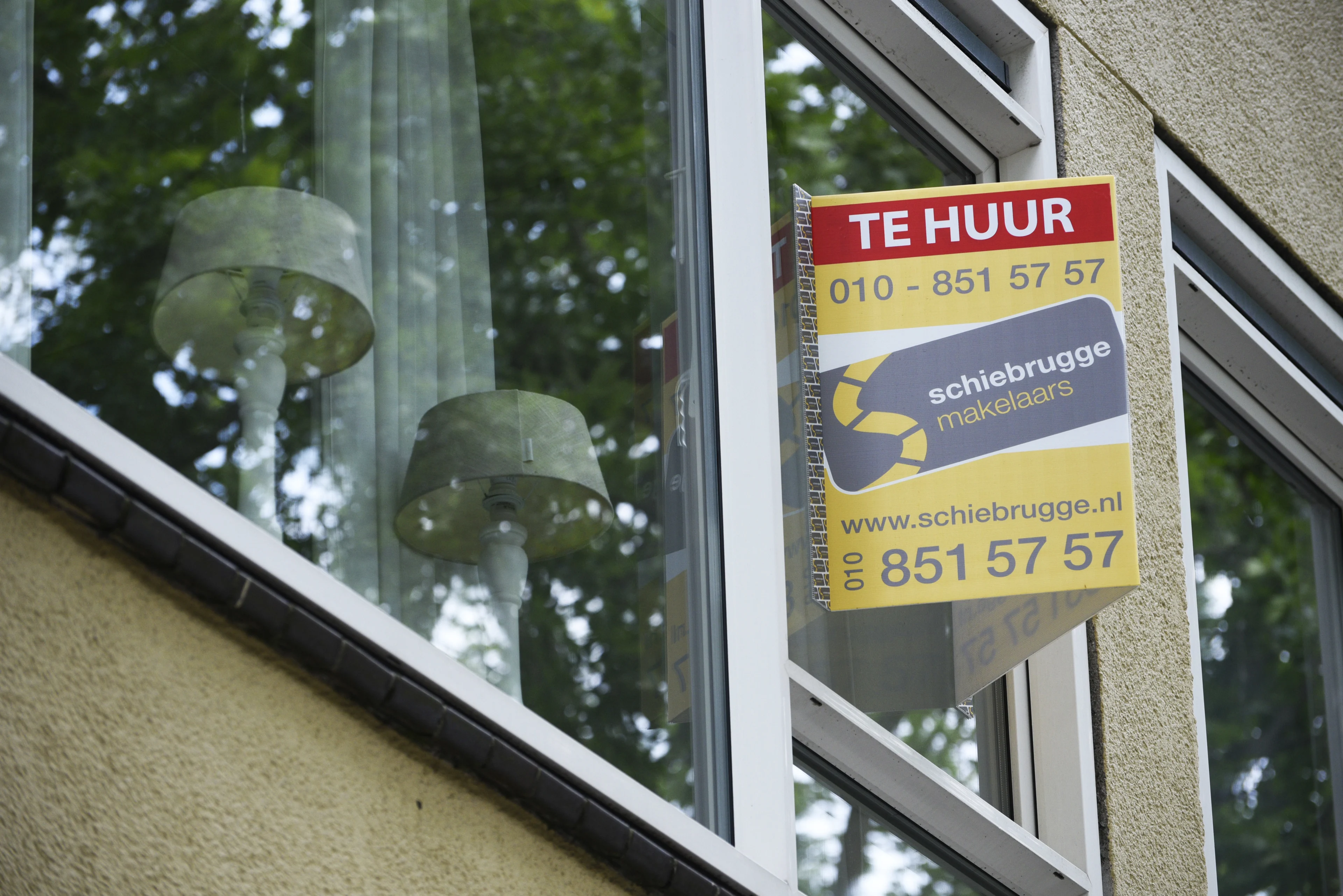 Boze huurders voeren actie: luchtkasteel voor Rotterdams stadhuis vanwege 'opgeblazen' huurprijzen