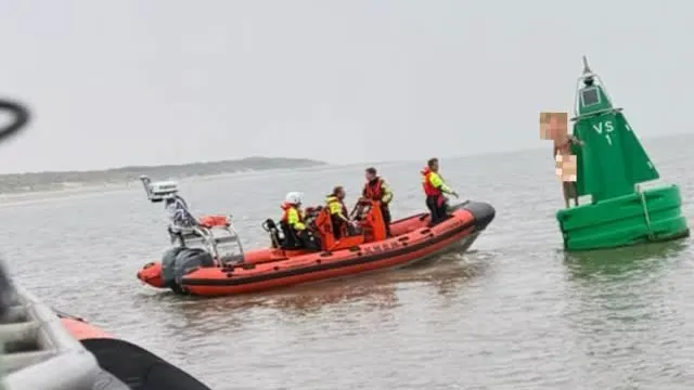 KNRM redt verkleumde naakte man van boei bij Vlieland
