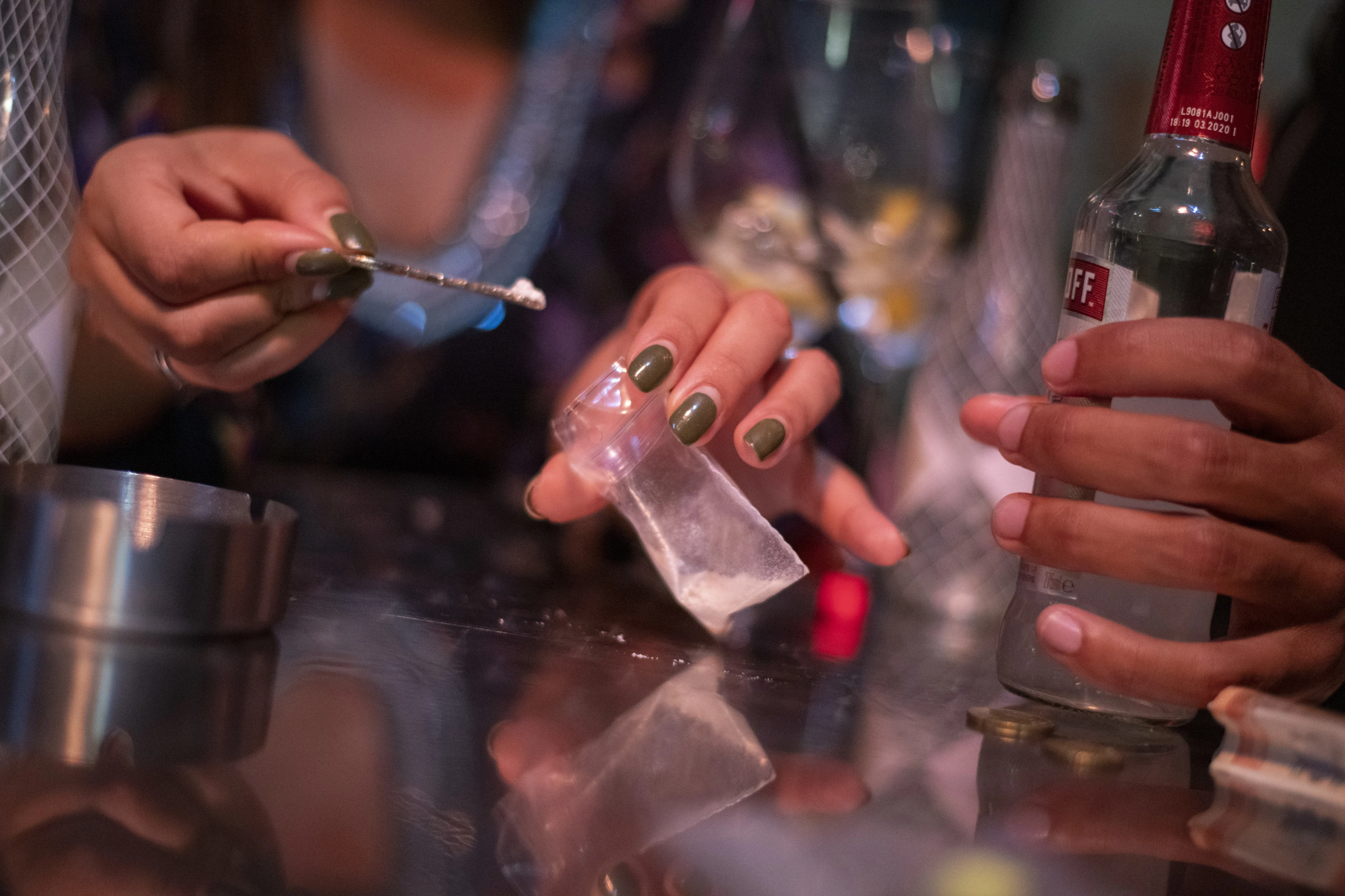 Grap loopt uit de hand: Zorgmedewerkers laten demente vrouw lijntje snuiven