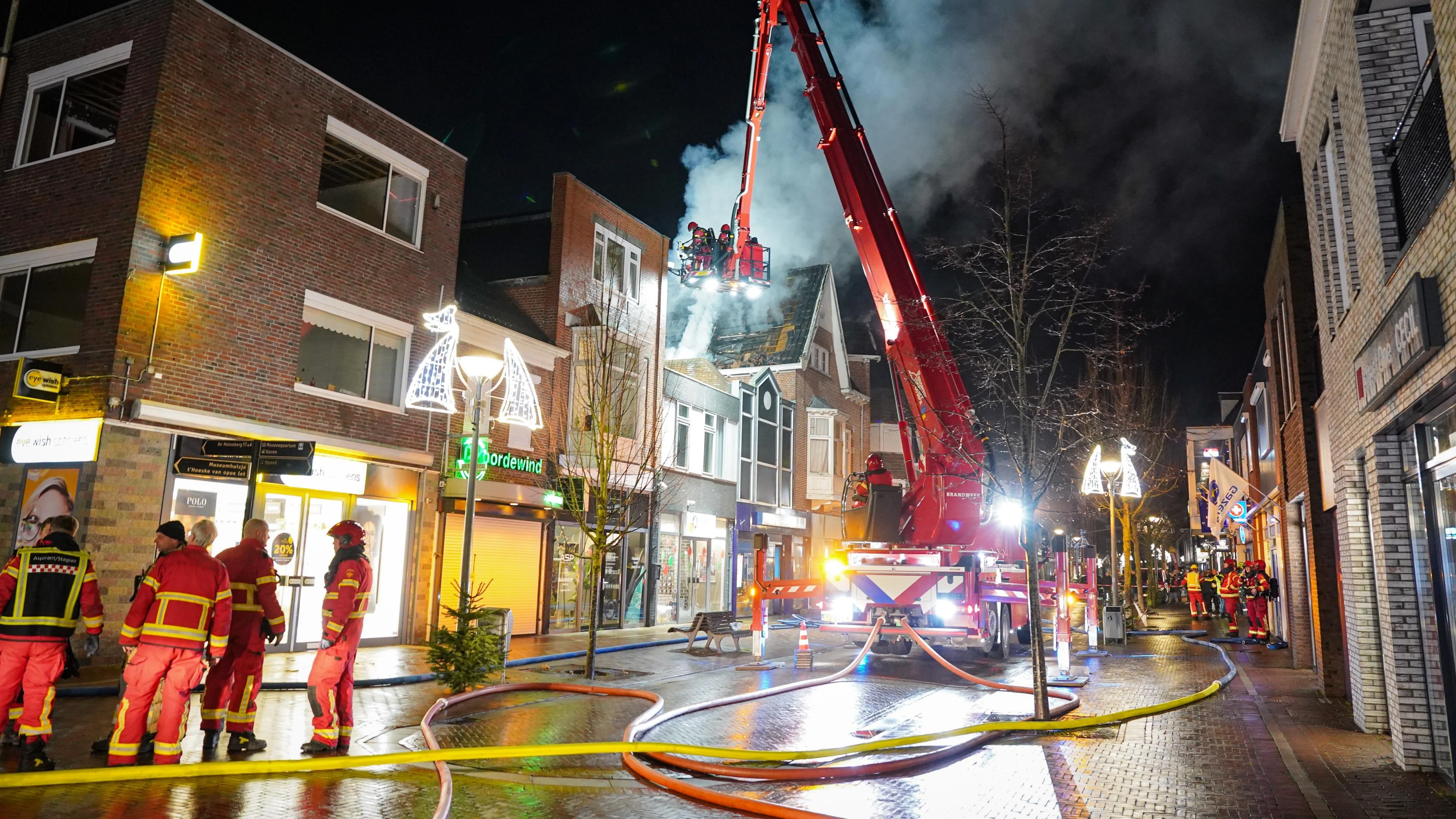 Grote brand in centrum Delfzijl, uitslaand in woning boven winkelpand