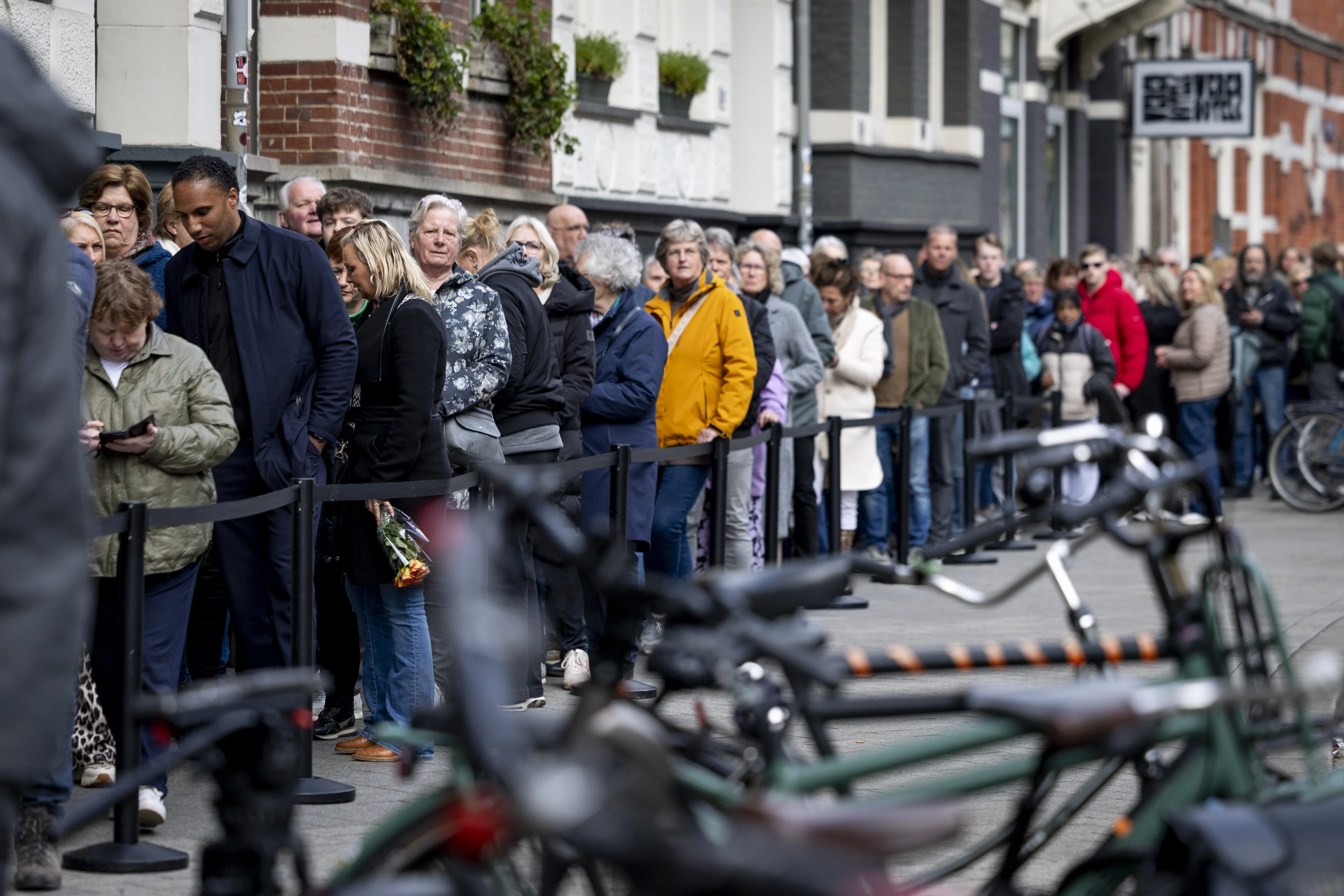 Fans nemen afscheid van Rob de Nijs: 'Voor elk moment had hij wel een nummer'