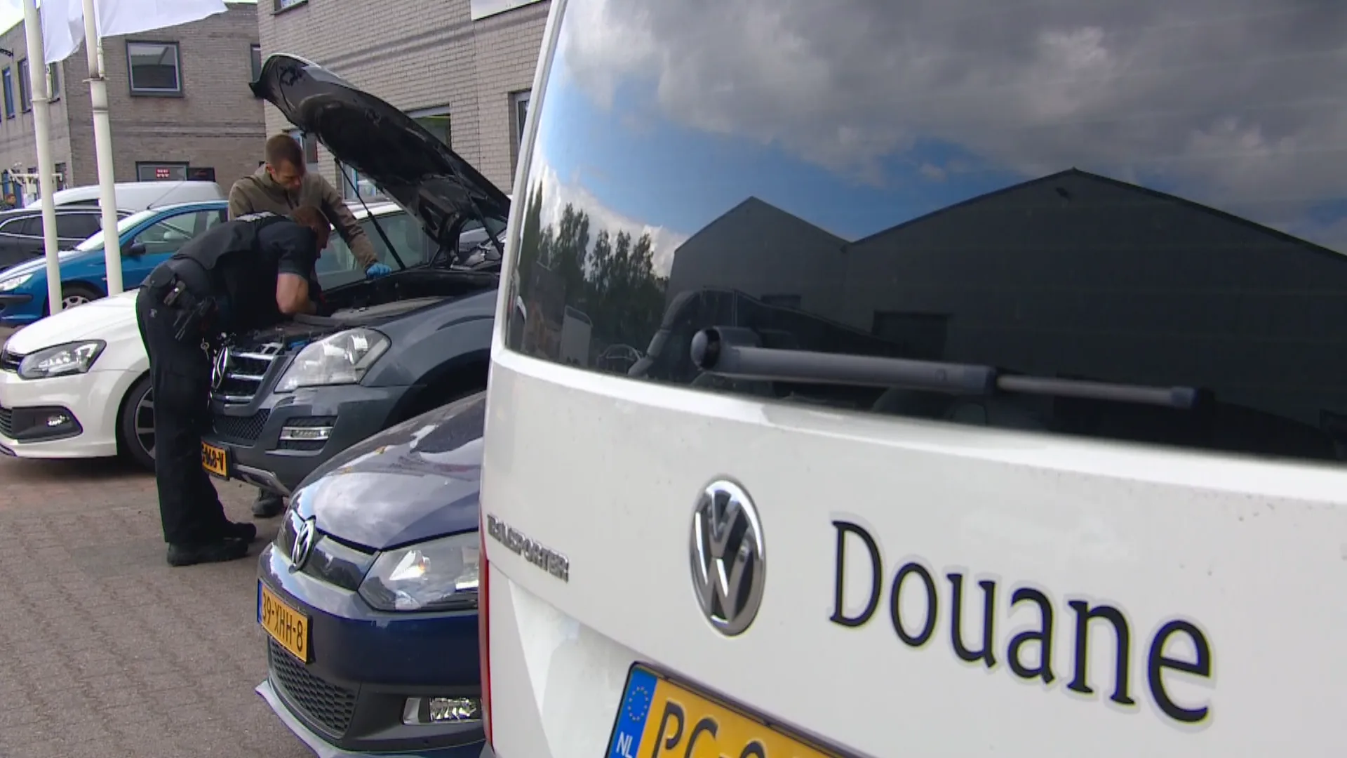 Honderden agenten in actie in de Bommelerwaard vanwege hennephandel