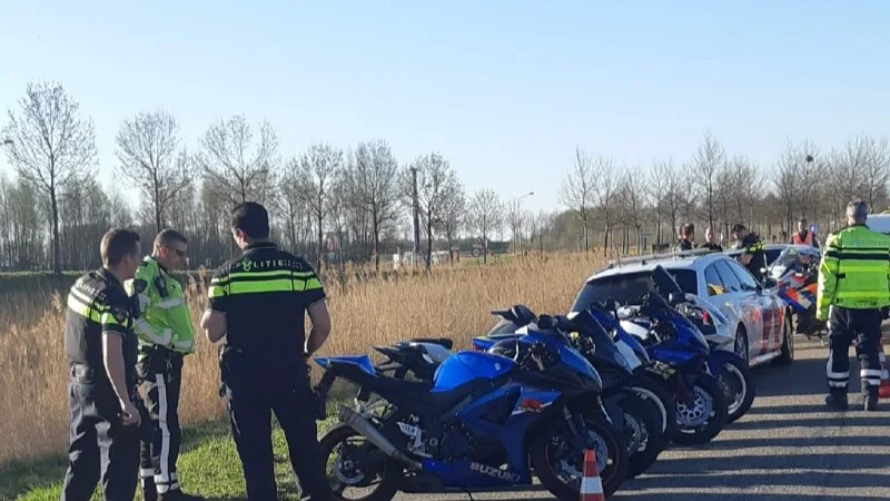 Politie schrijft 30 bekeuringen uit bij illegale straatrace in Brabant