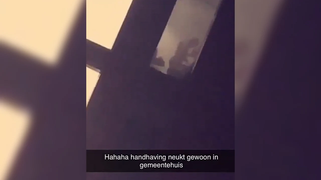 VIDEO: twee 'seksende stelletjes' gespot in gemeentehuis Nieuwerkerk aan den IJssel