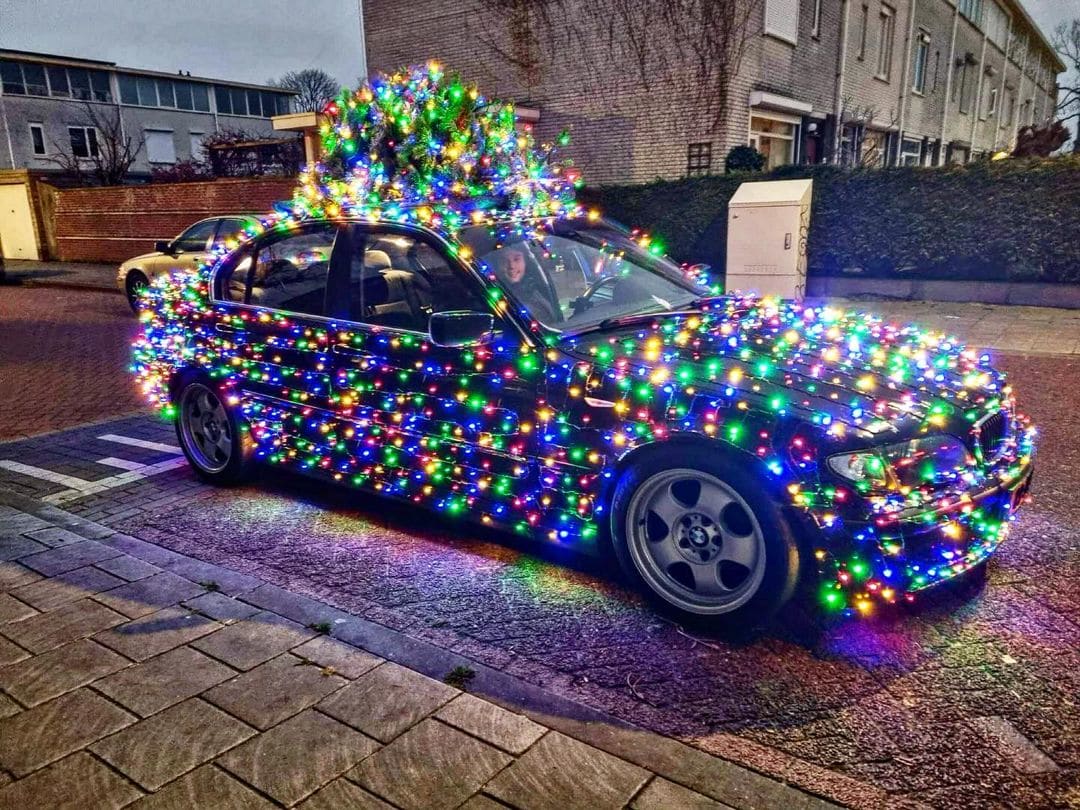 'Kerstauto's' enorme hit op TikTok, maar politie waarschuwt voor verbod