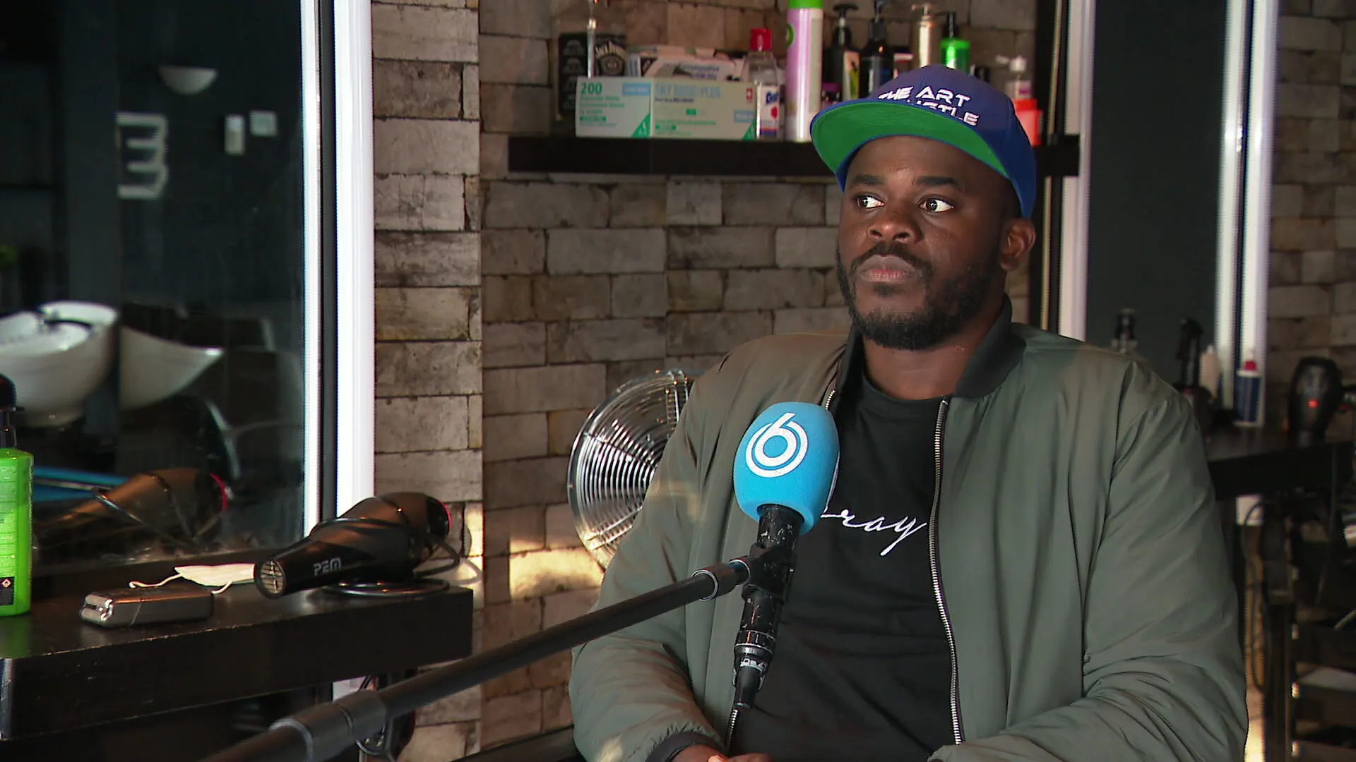 Ruiten vernield van barbershop in Bredase wijk Tuinzigt na 'alternatieve' intocht met zwarte pieten