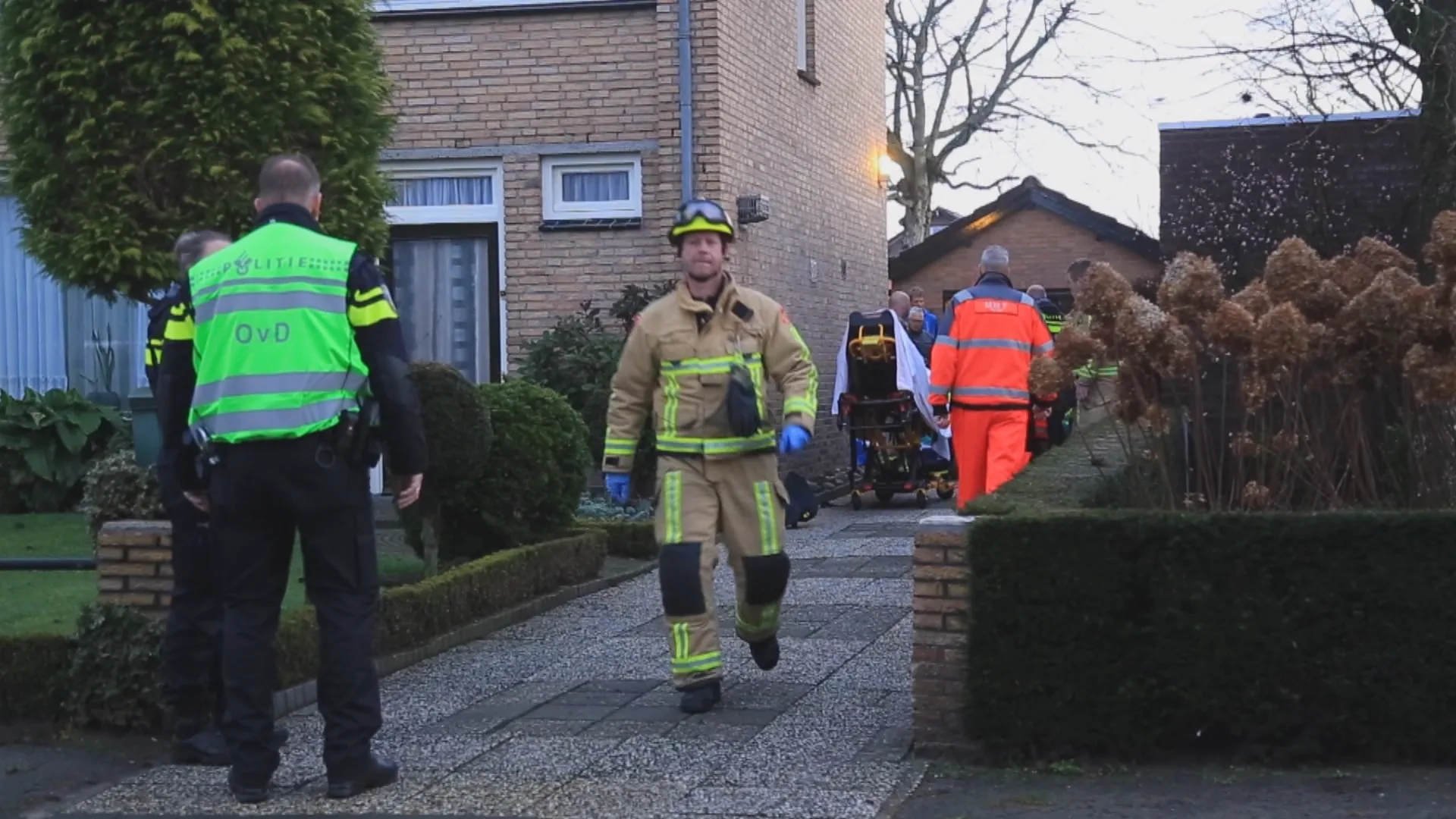 Man raakt bekneld onder zijn auto in De Mortel en overlijdt