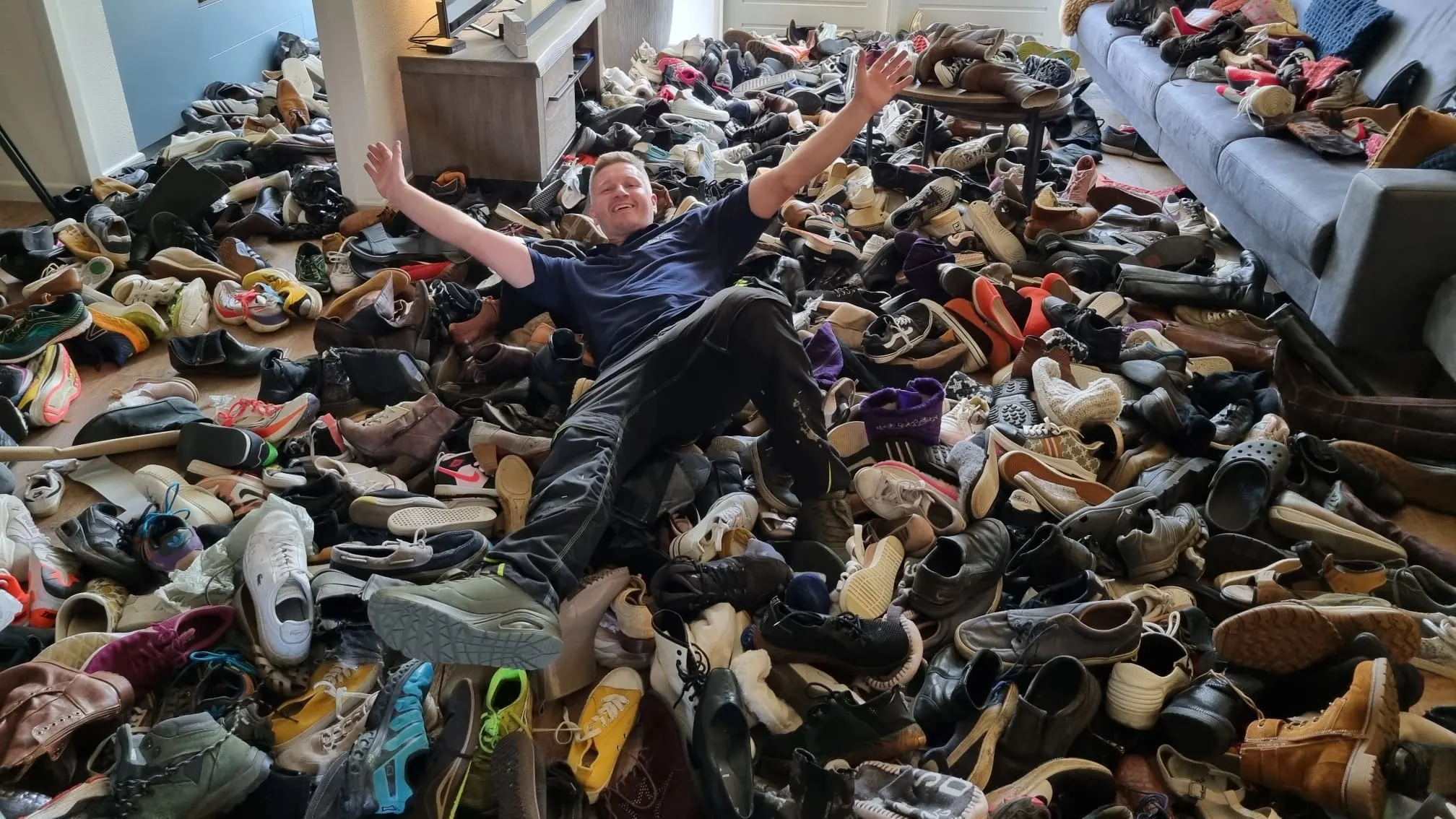 Bizarre huwelijksgrap: bruidspaar Jeffrey en Simone vinden 2700 schoenen in huis