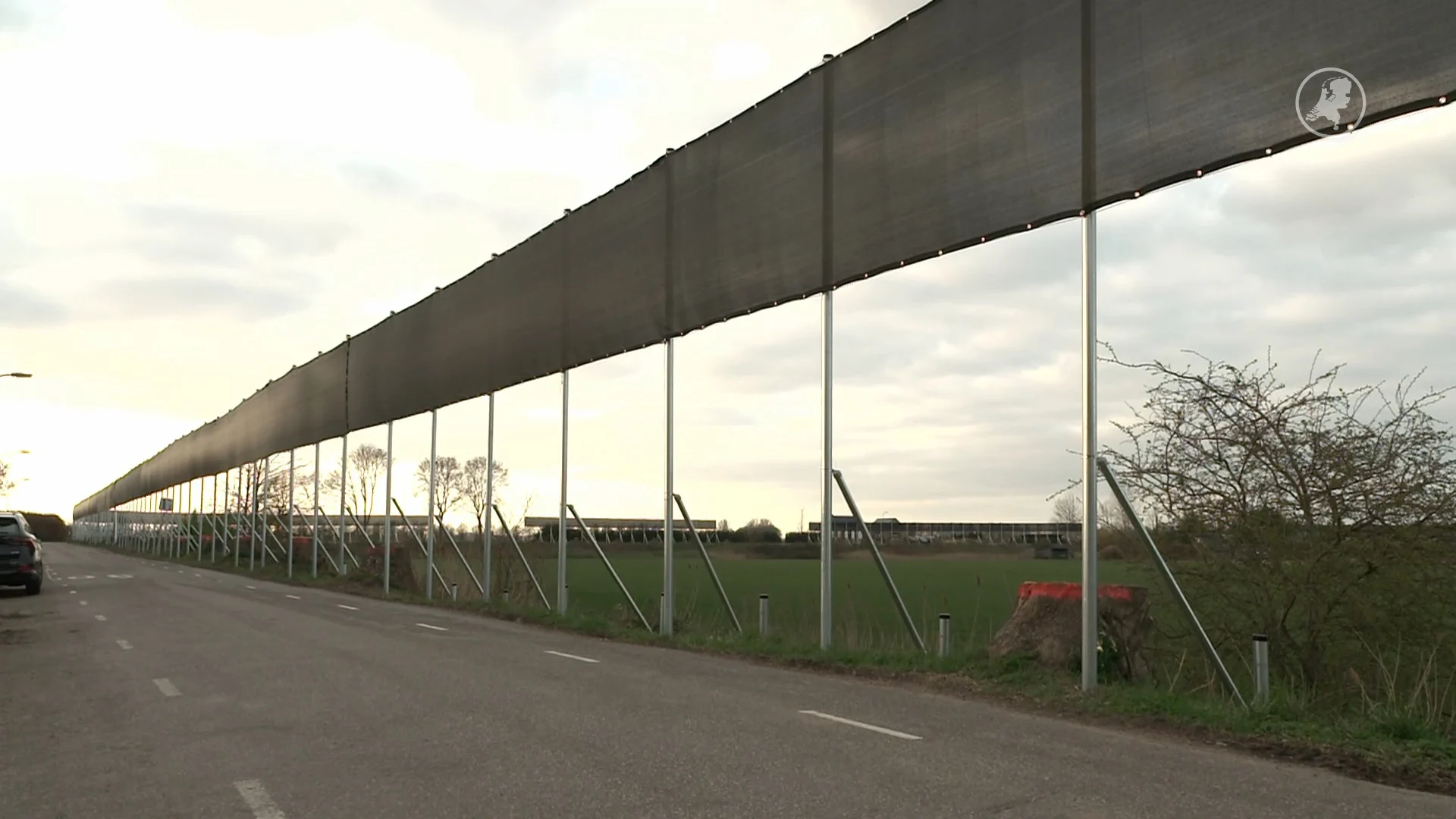 Zwart doek verpest uitzicht: bewoners woest op 'vleermuismuur'
