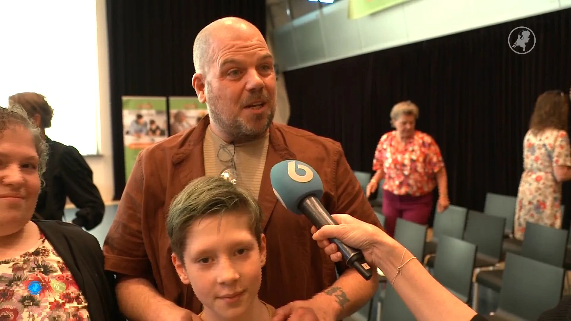 Chronisch zieke Karin kon niet voor zoon Adeo zorgen, nu helpen Benjamin en Arjan