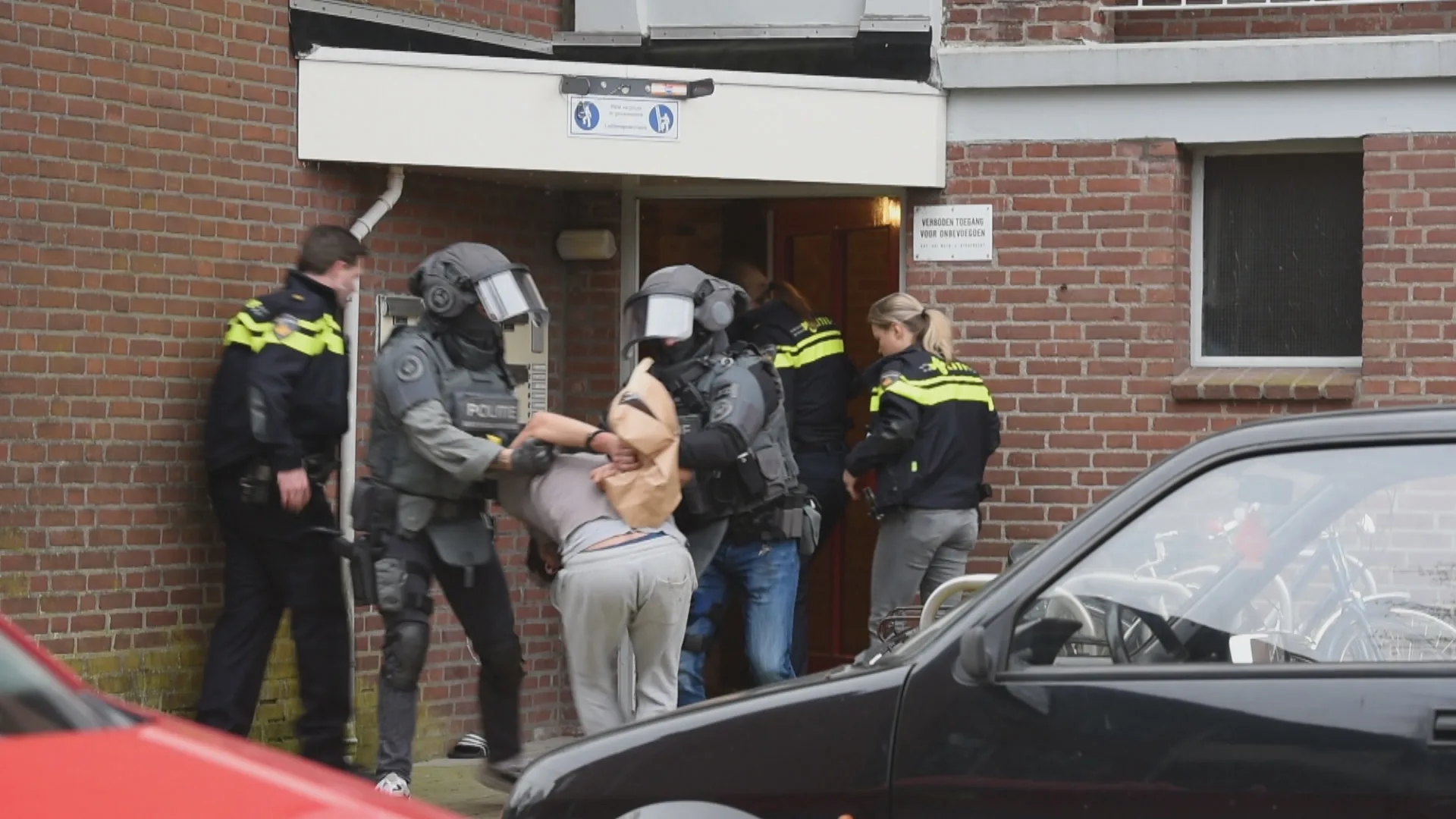 Arrestatieteam haalt verdachte uit zijn huis na vroege schietpartij