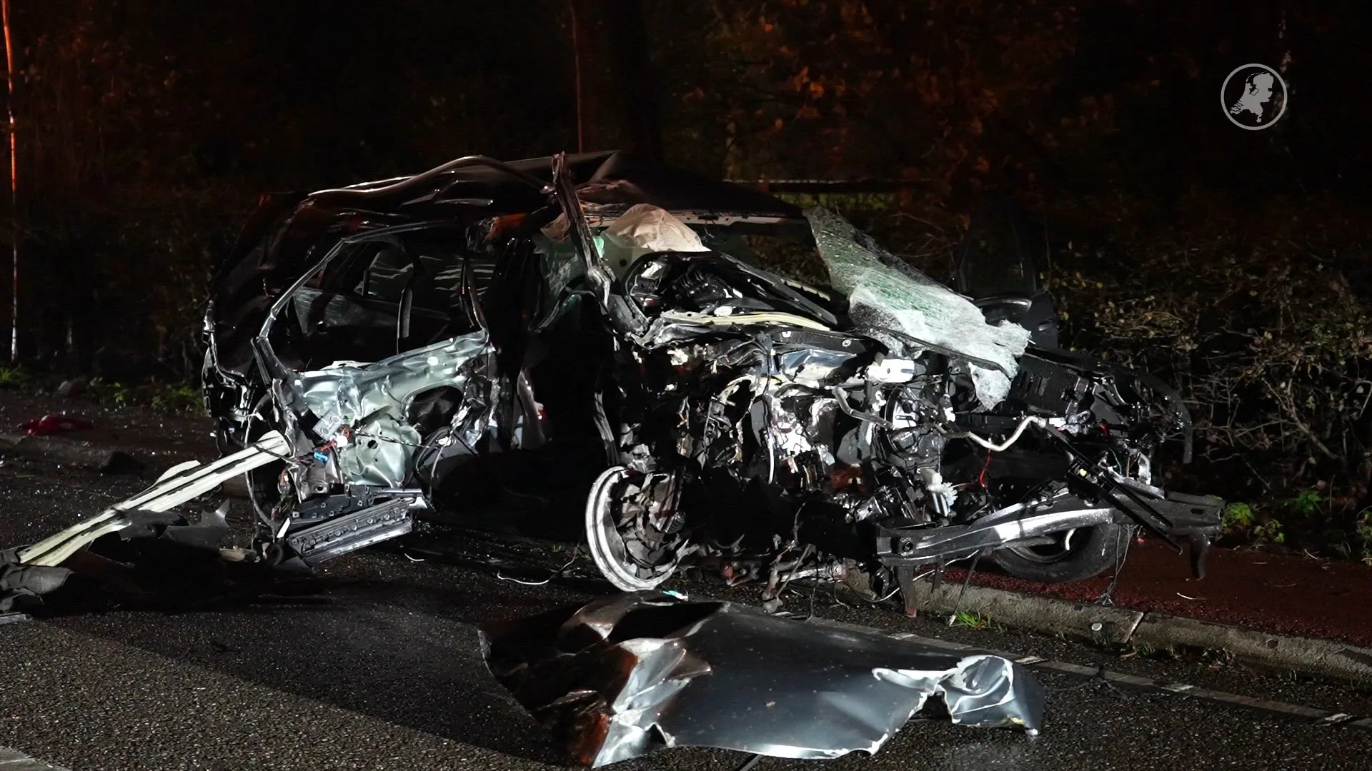 'Auto crasht tegen twee bomen na politieachtervolging in Oosterhout'