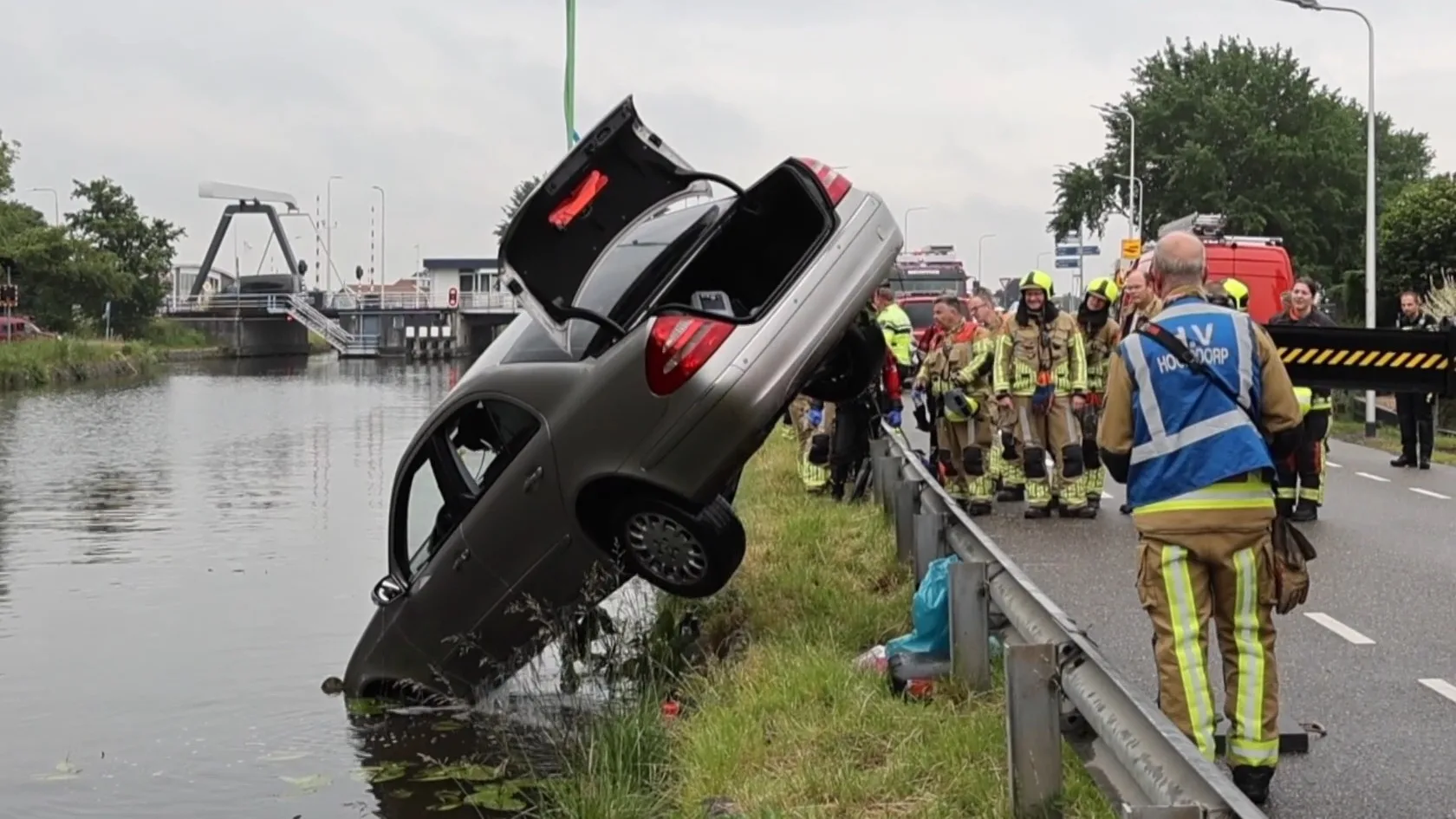 Omstanders redden slachtoffer uit auto na heftig ongeluk in kanaal