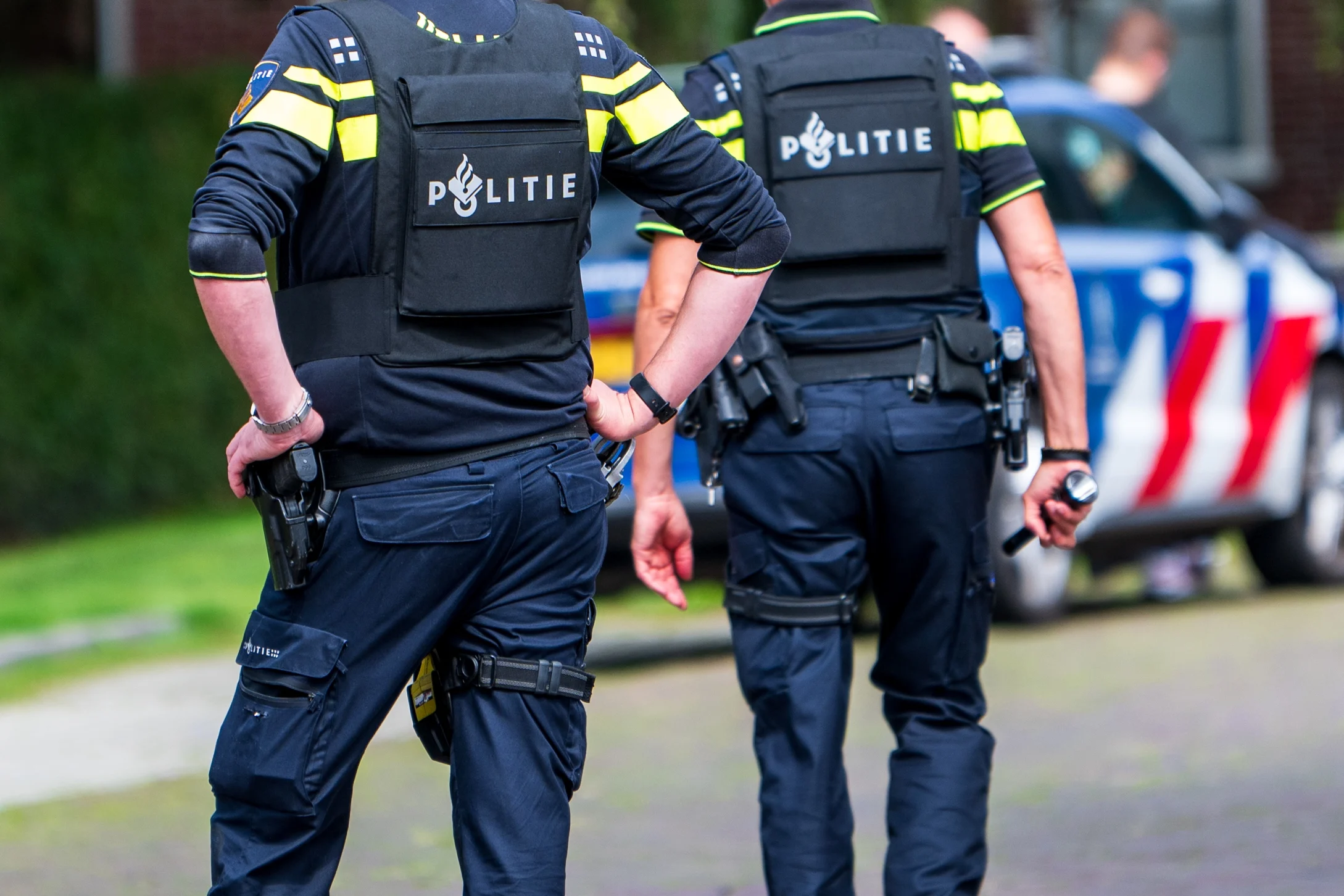Echte agenten of strippers? Gasten tuinfeest Badhoevedorp zijn in de war