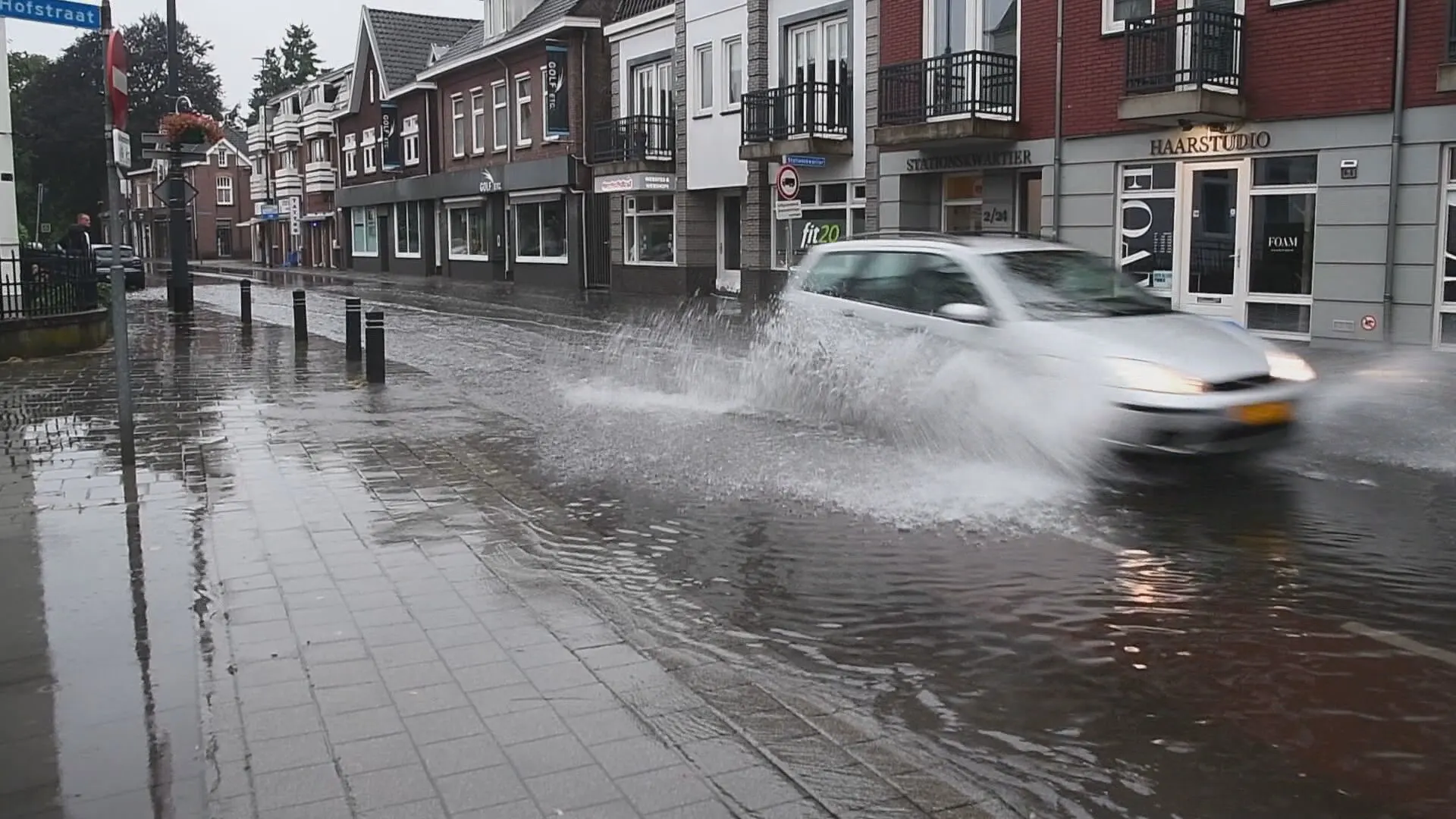 Doden en tientallen vermisten door noodweer in westen Duitsland, mensen uit woningen gehaald in Limburg