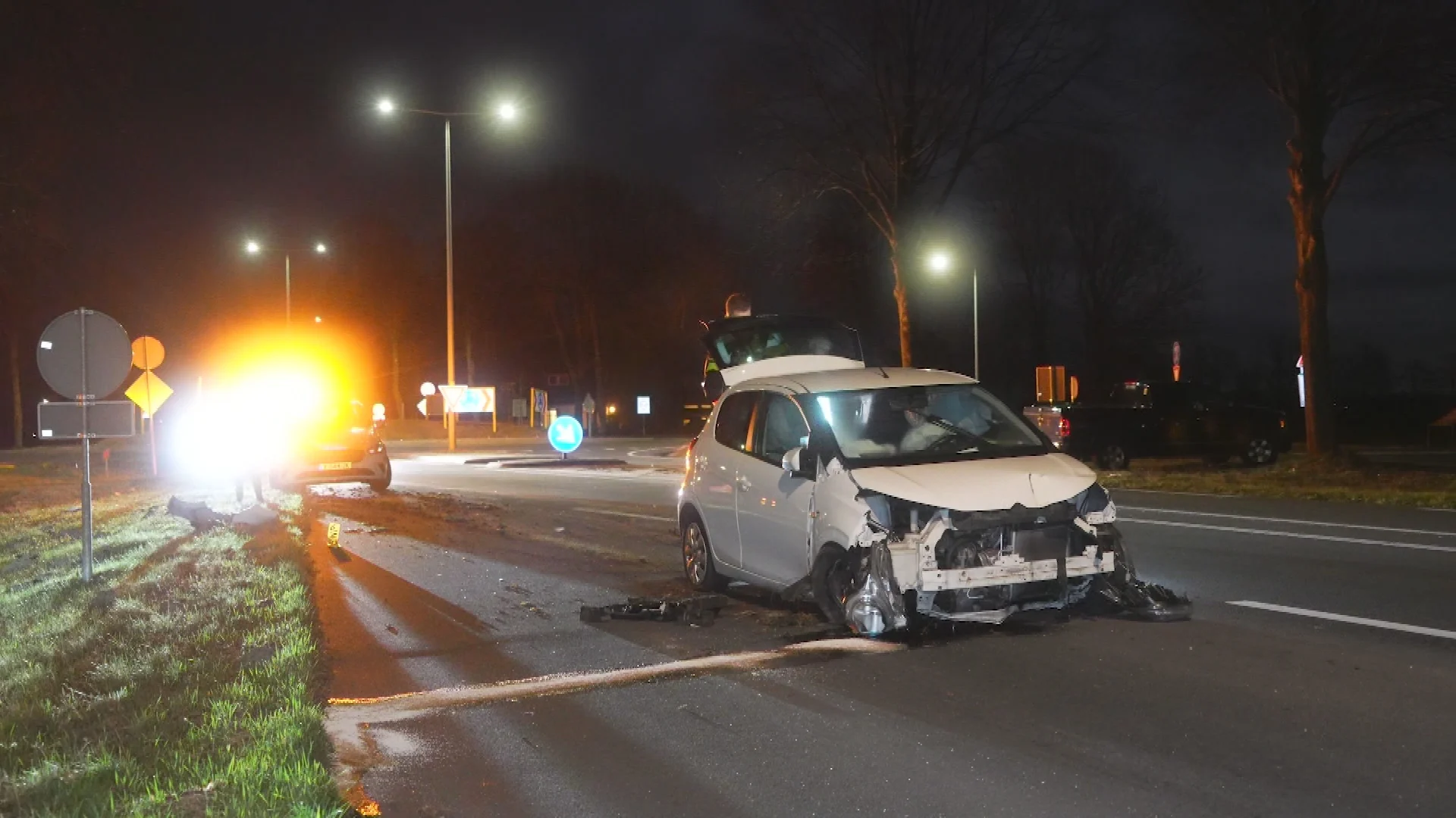 Auto vliegt over rotonde in Balkbrug: bestuurder naar ziekenhuis