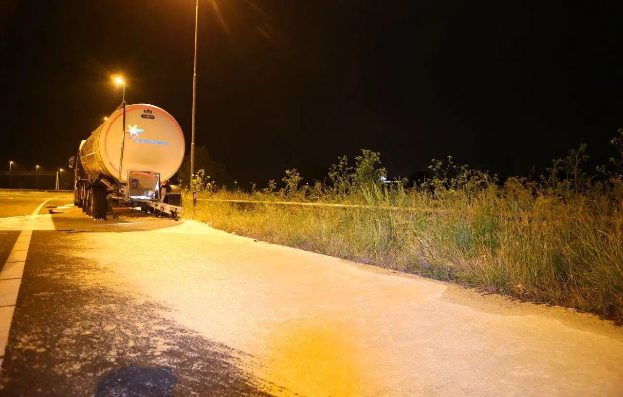 Snelweg A2 loopt vol met 33 ton room na zware botsing