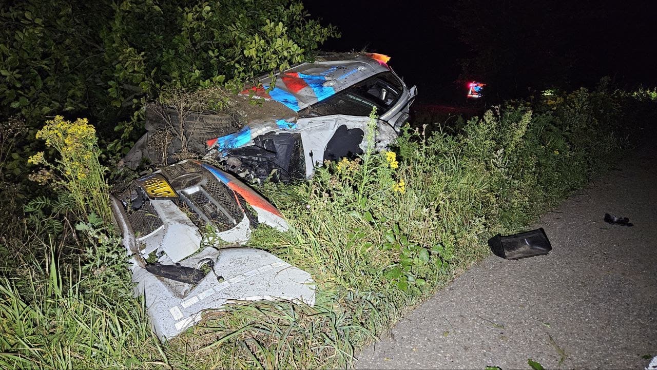 Agenten gewond na crash: politiewagen belandt in sloot bij Winterswijk